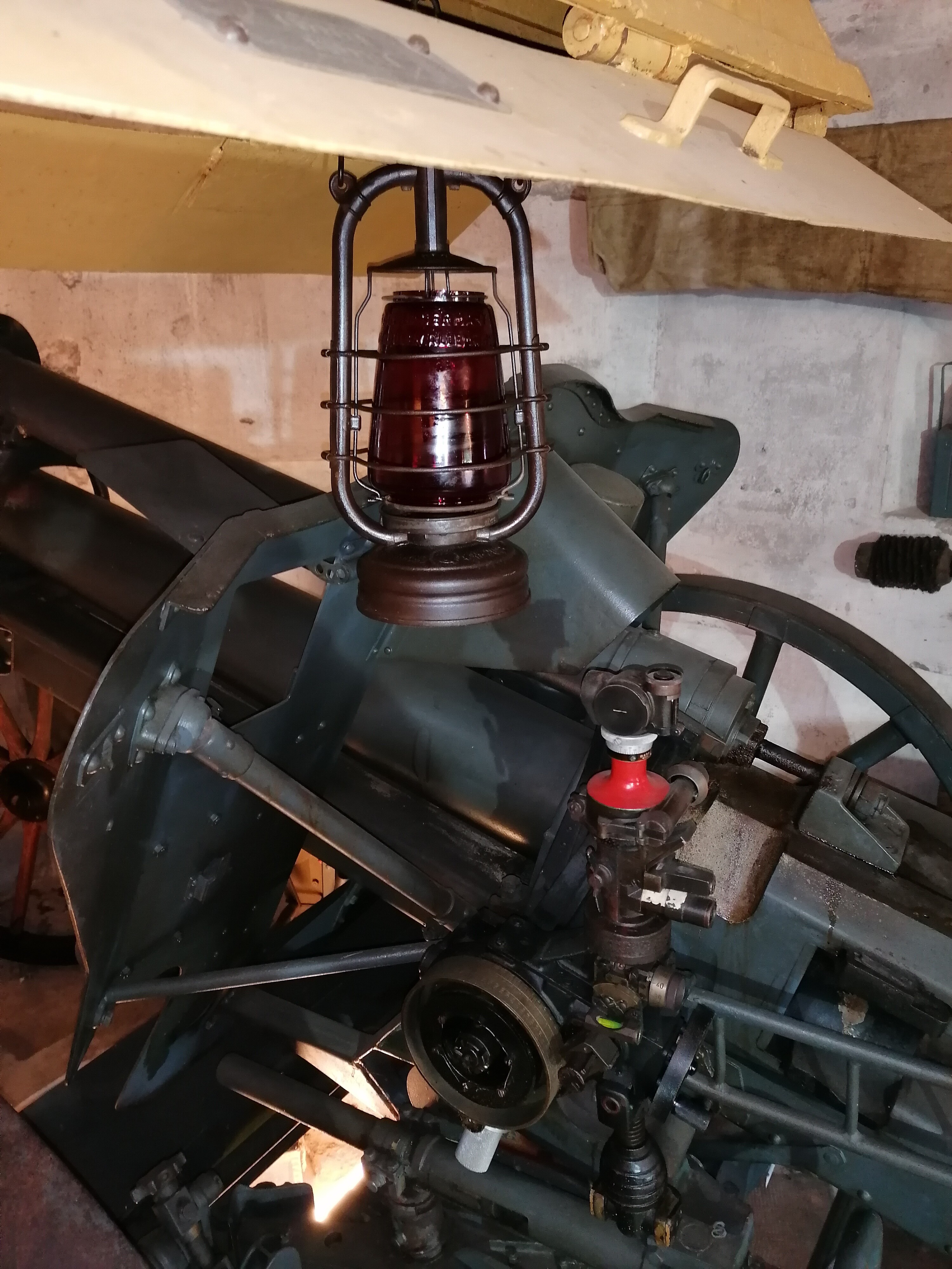 Öllampe-Rotglas (Westwallmuseum Bad Bergzabern CC BY-NC-SA)