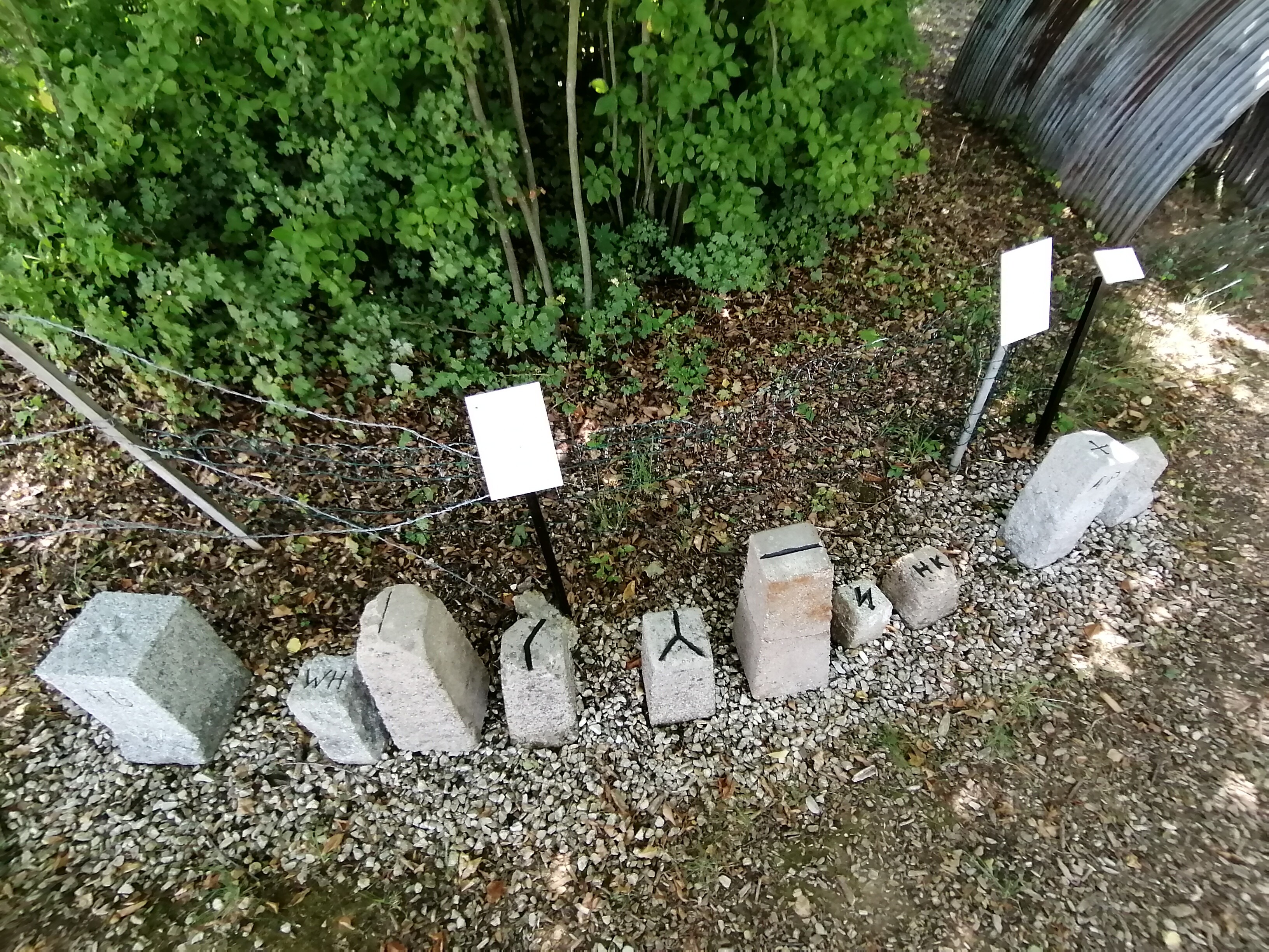 Markierungssteine (Westwallmuseum Bad Bergzabern CC BY-NC-SA)