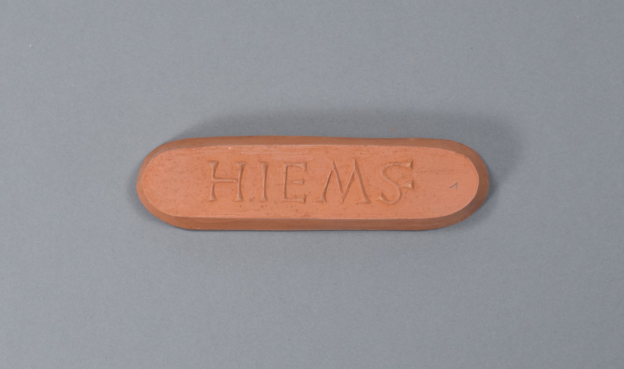 Tongrundiger Positiv-Stempel "HIEMS F" (Terra Sigillata Museum CC BY-NC-ND)