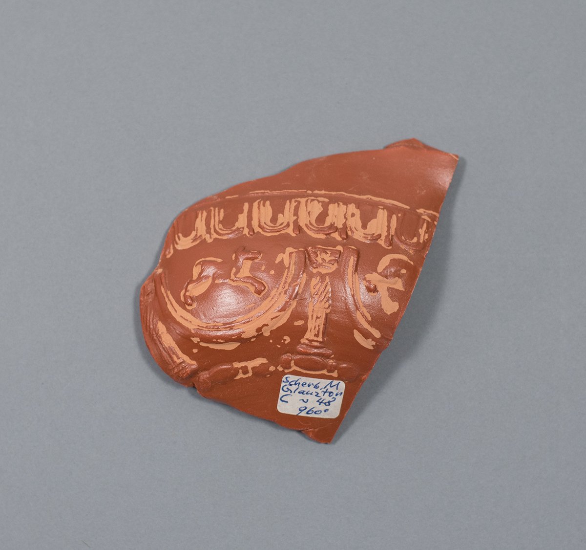 Teilstück einer Reliefschüssel als Brennprobe (Terra Sigillata Museum CC BY-NC-ND)