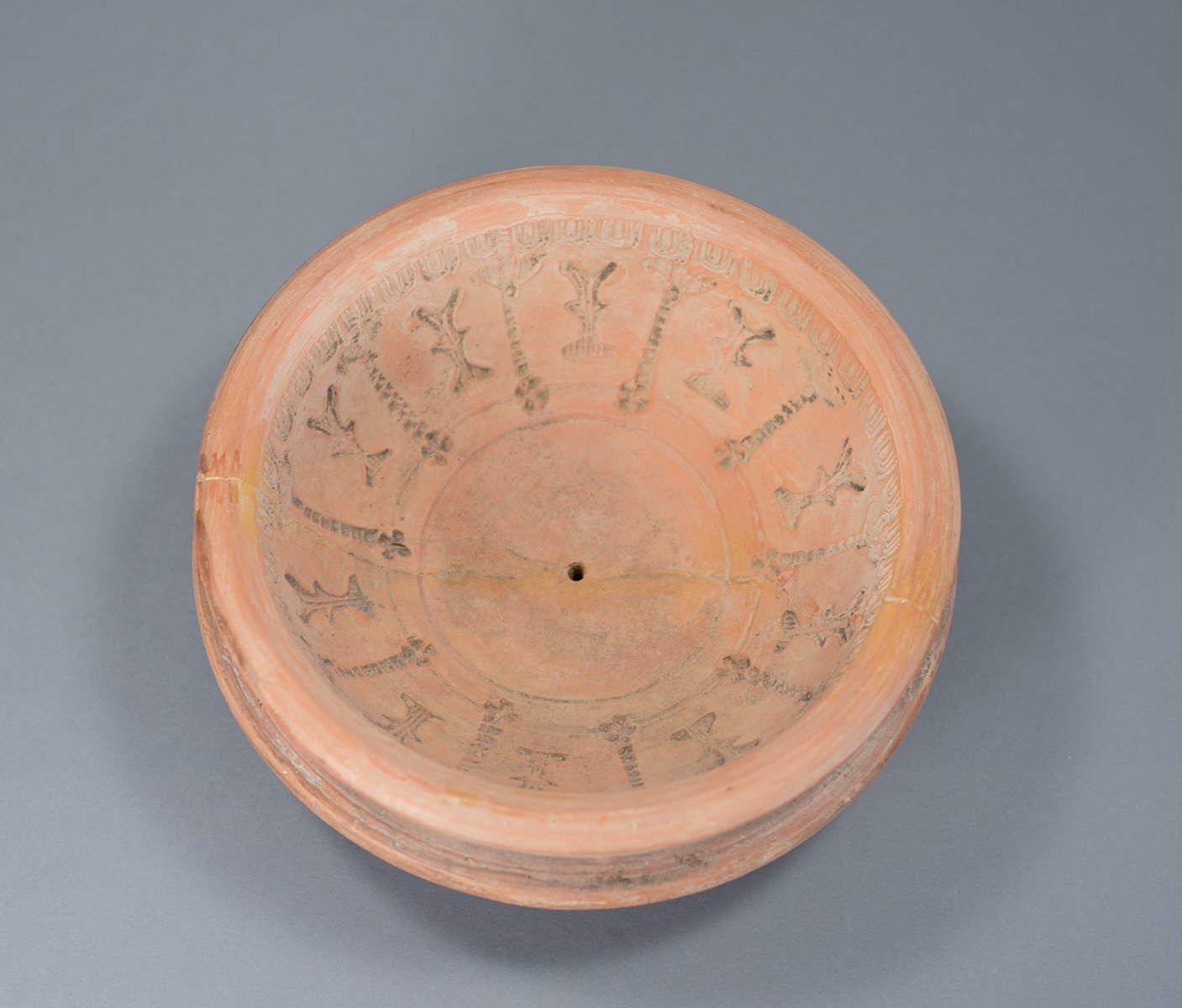 Formschüssel mit ornamentalem Dekor (Terra Sigillata Museum CC BY-NC-ND)