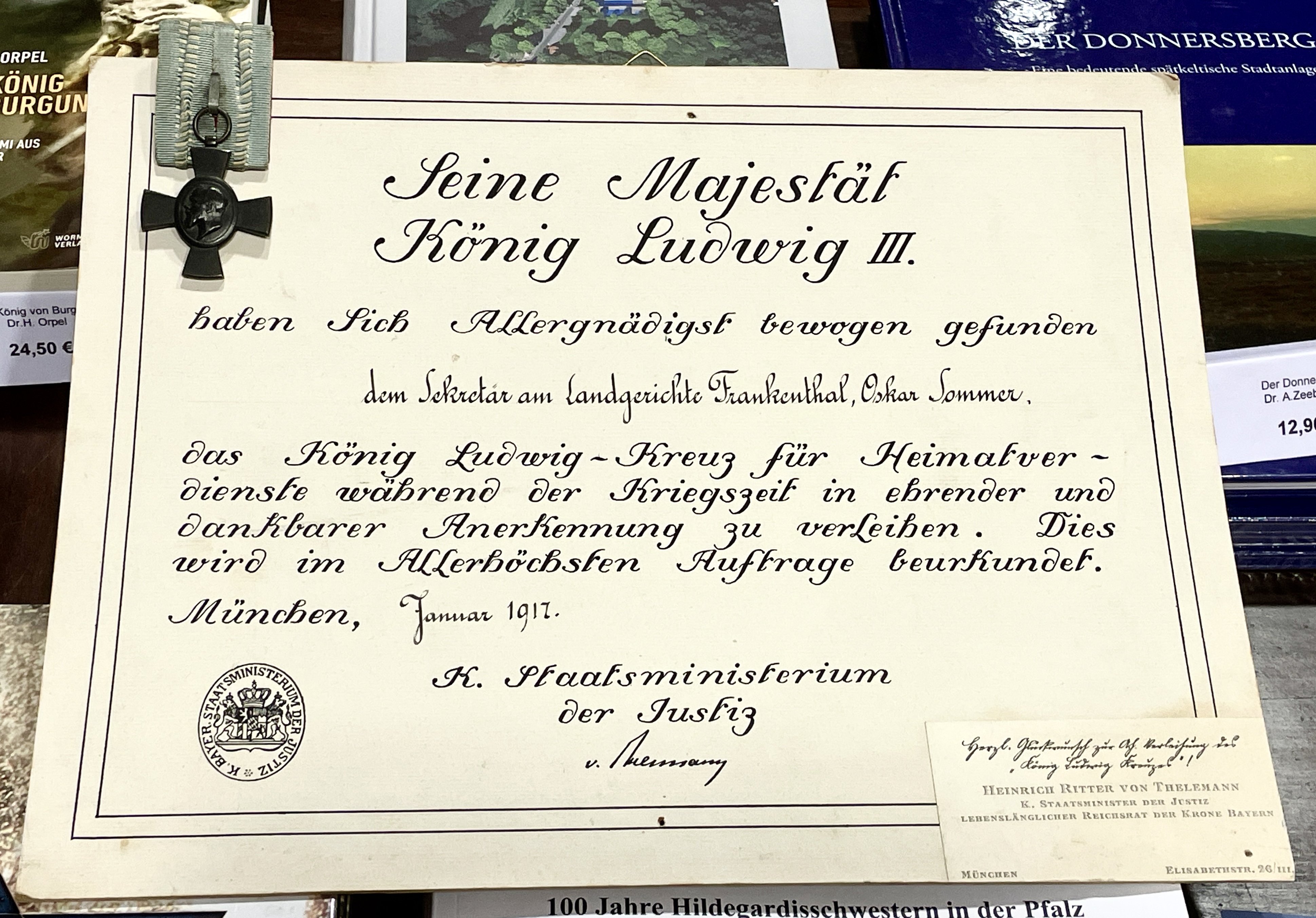 König-Ludwig-Kreuz mit Urkunde (Museum Im Alten Rathaus Grünstadt CC BY-NC-SA)