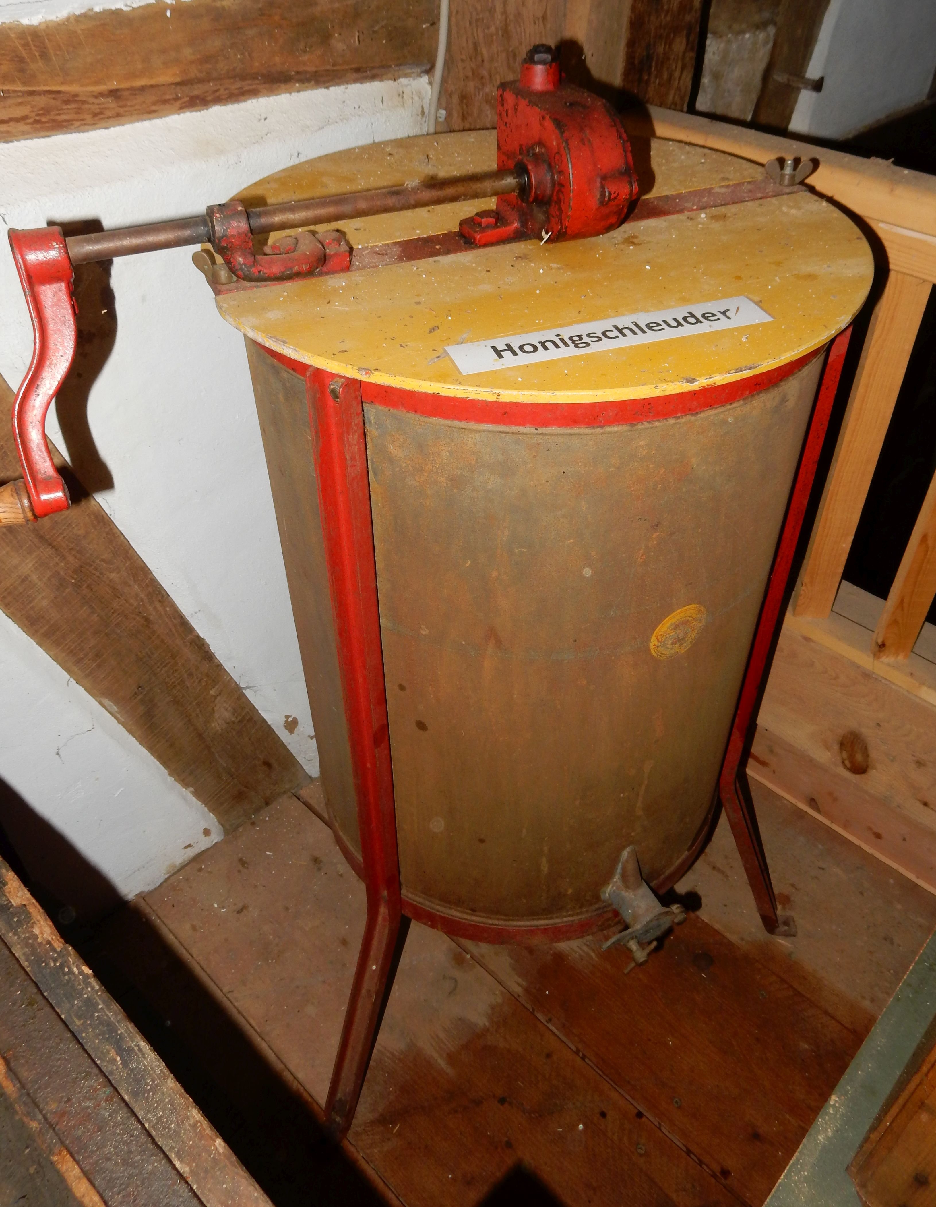 Honigschleuder rund, gelb/rot (Einrichmuseum CC BY-NC-SA)