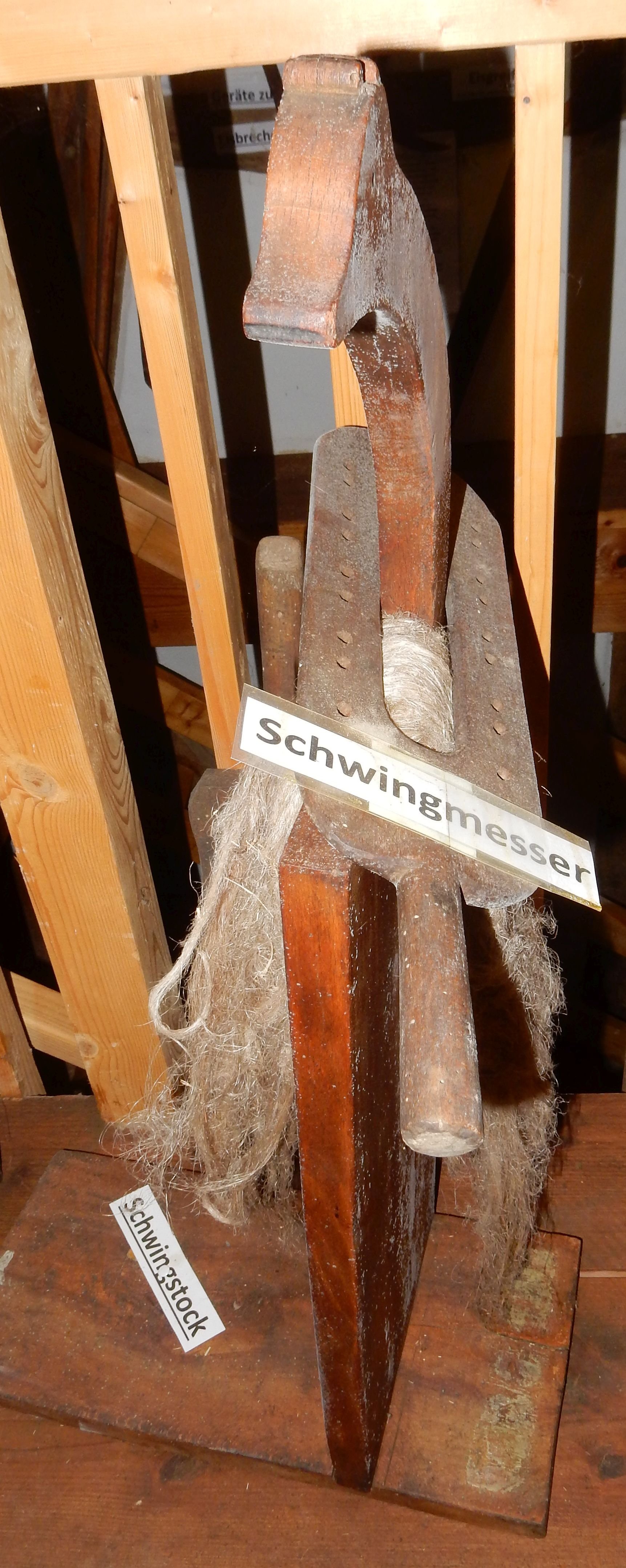 Schwingstock mit Scwingmesser, Schwingbreche (Einrichmuseum CC BY-NC-SA)