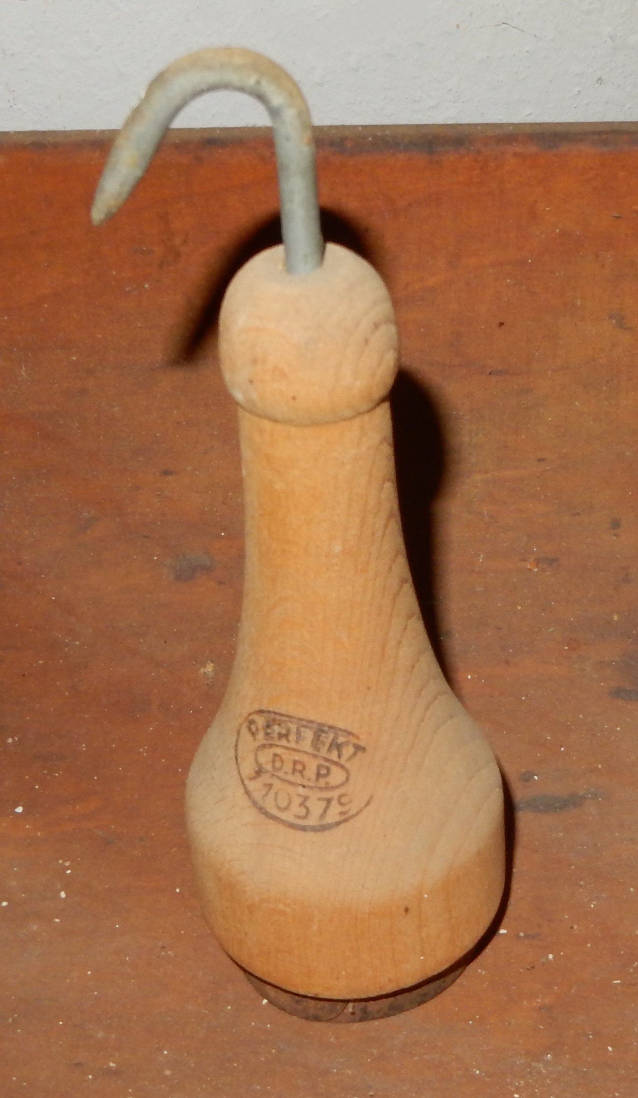 Schabeglocke -schelle aus Holz (Einrichmuseum CC BY-NC-SA)