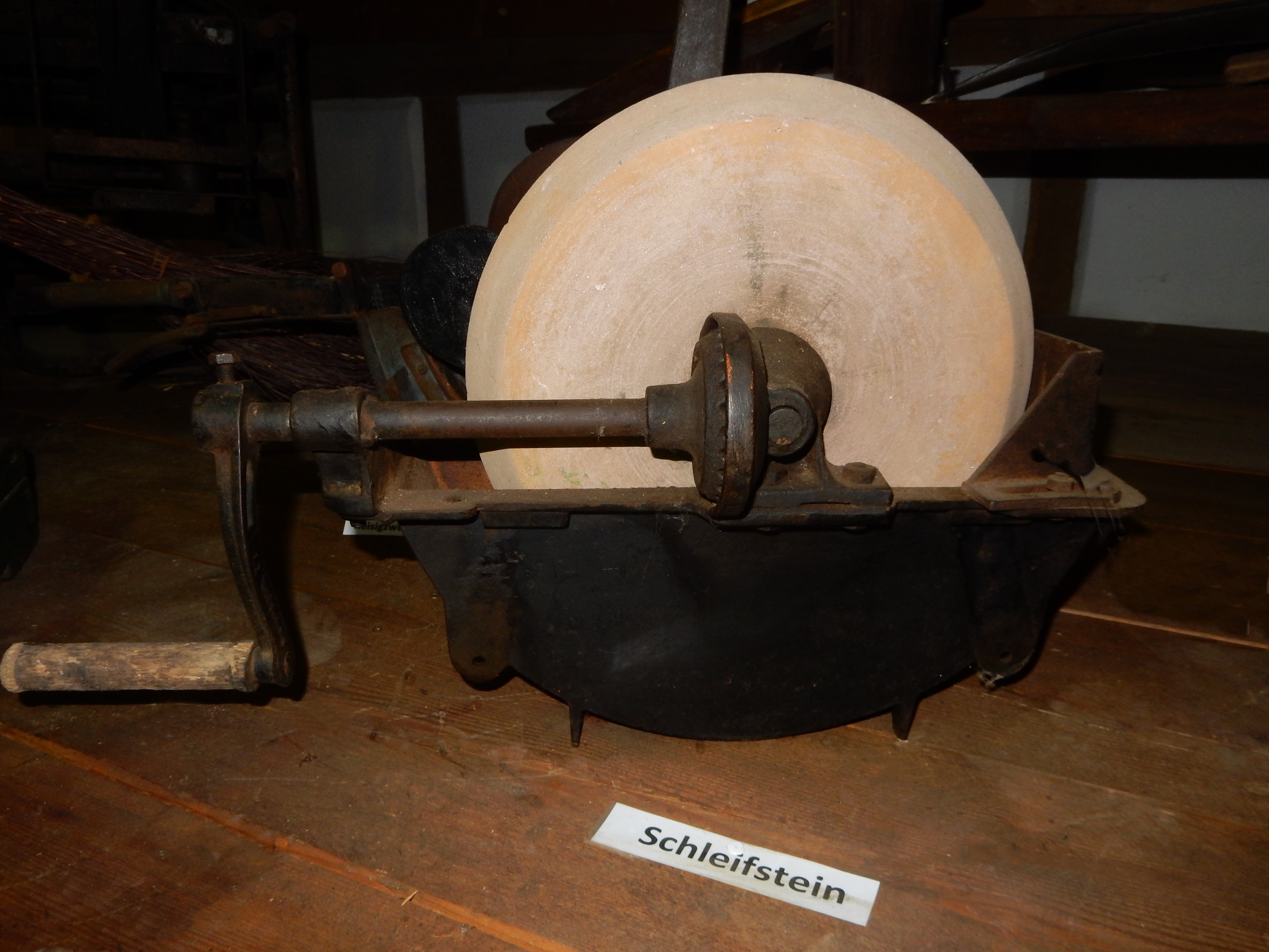 Schleifstein mit Kurbelantrieb (Einrichmuseum CC BY-NC-SA)