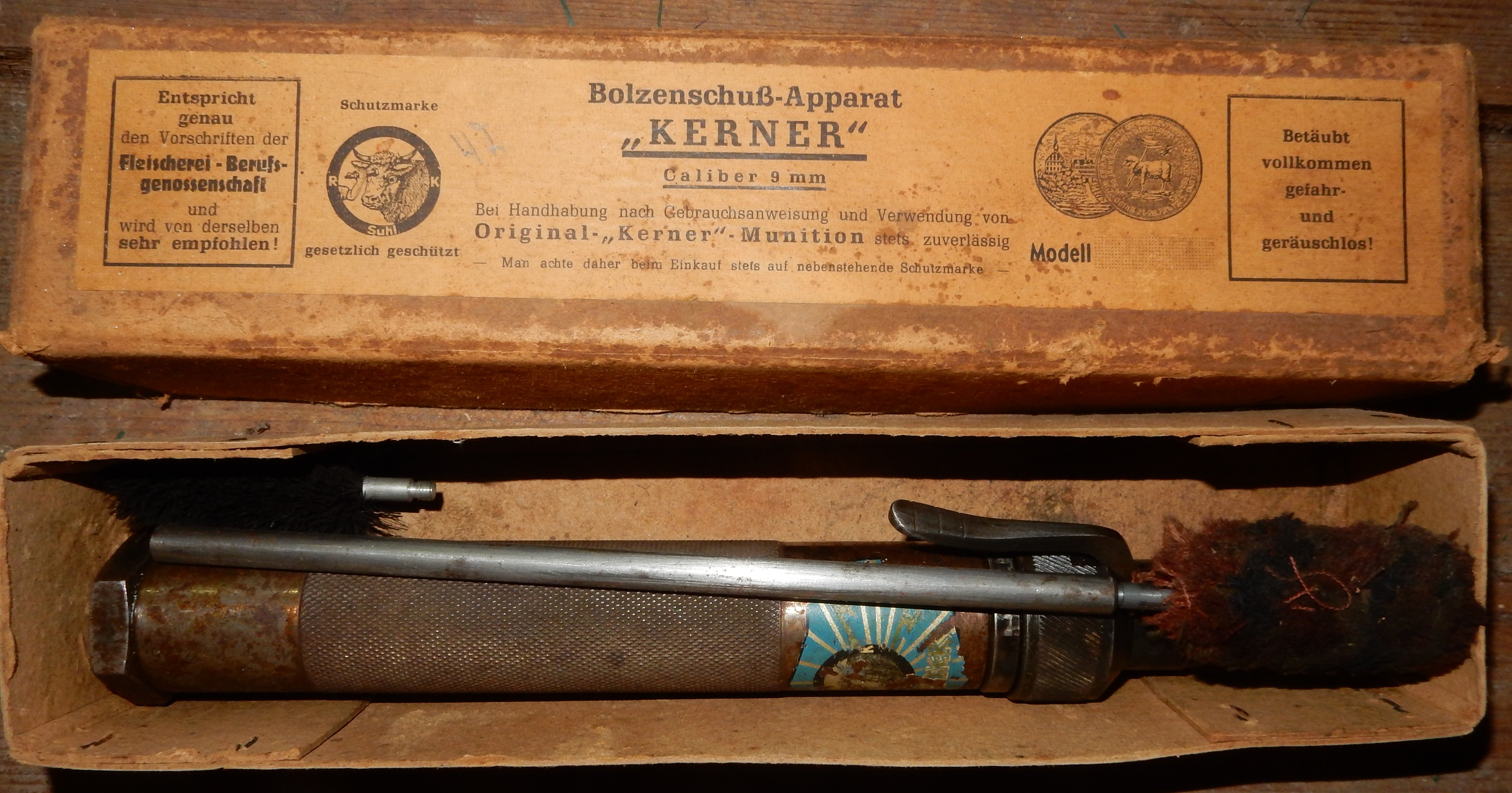 Bolzenschuss- Apparatgerät (Einrichmuseum CC BY-NC-SA)