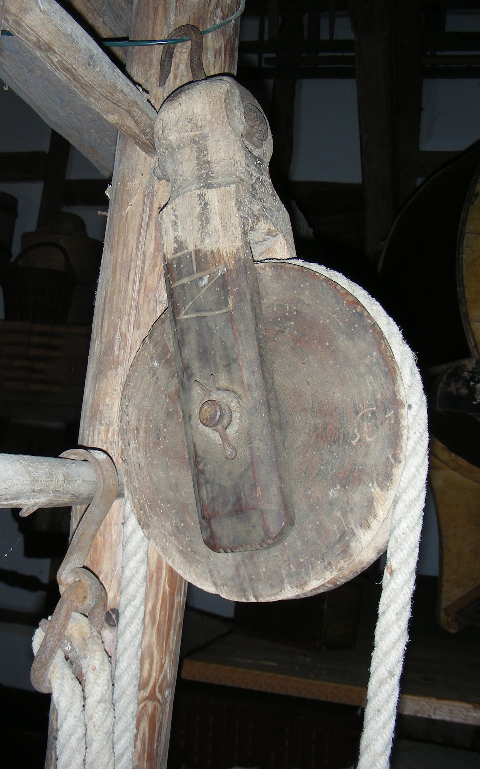 Seilrolle Umlenkrolle mit Seil (Einrichmuseum CC BY-NC-SA)