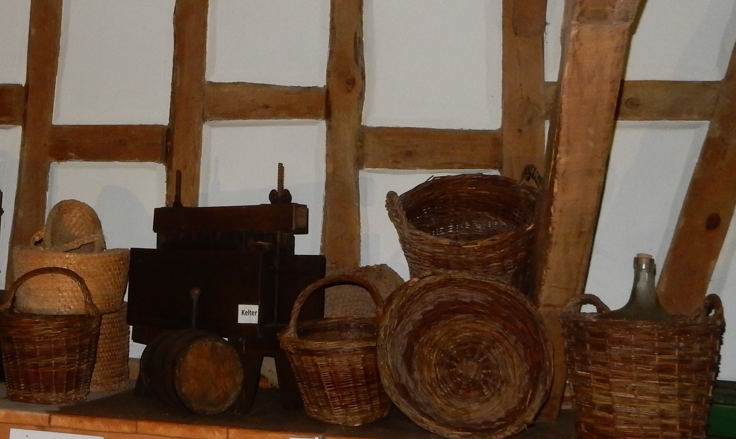 Konvolut Gegenstände aus dem Bereich Körbe Siebe Kartoffeln der Landwirtschaft (Einrichmuseum CC BY-NC-SA)