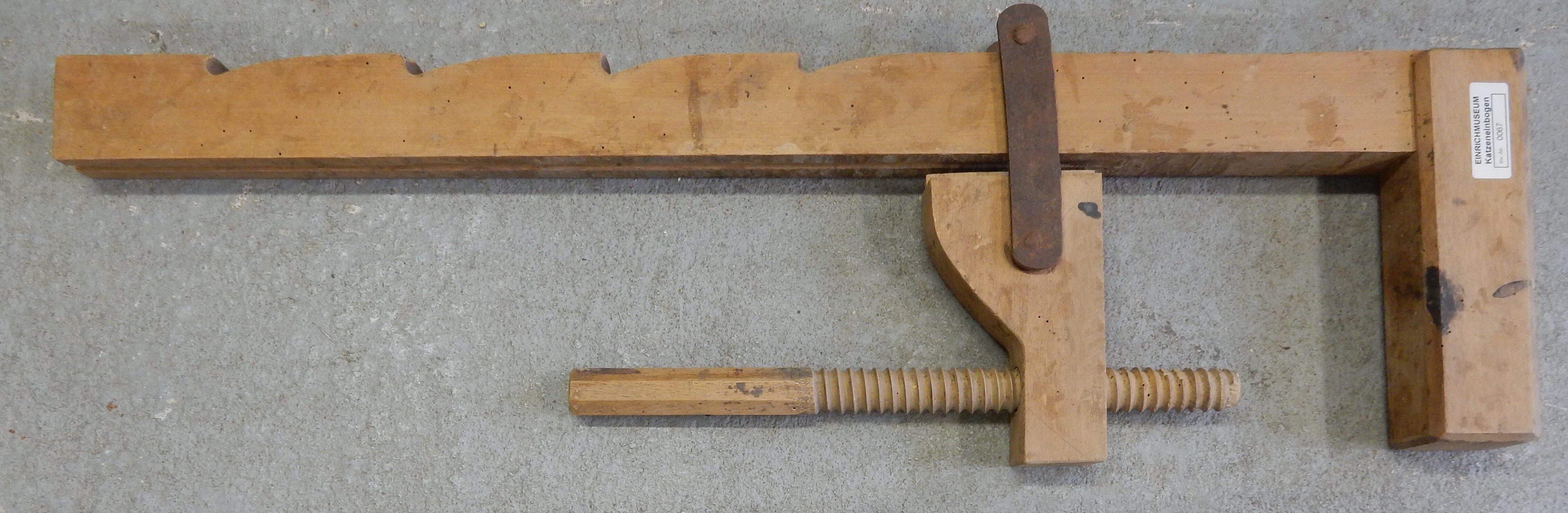 Schraubzwinge, zweiteilig aus Holz (Museumsverein Einrich e.V. CC BY-NC-SA)