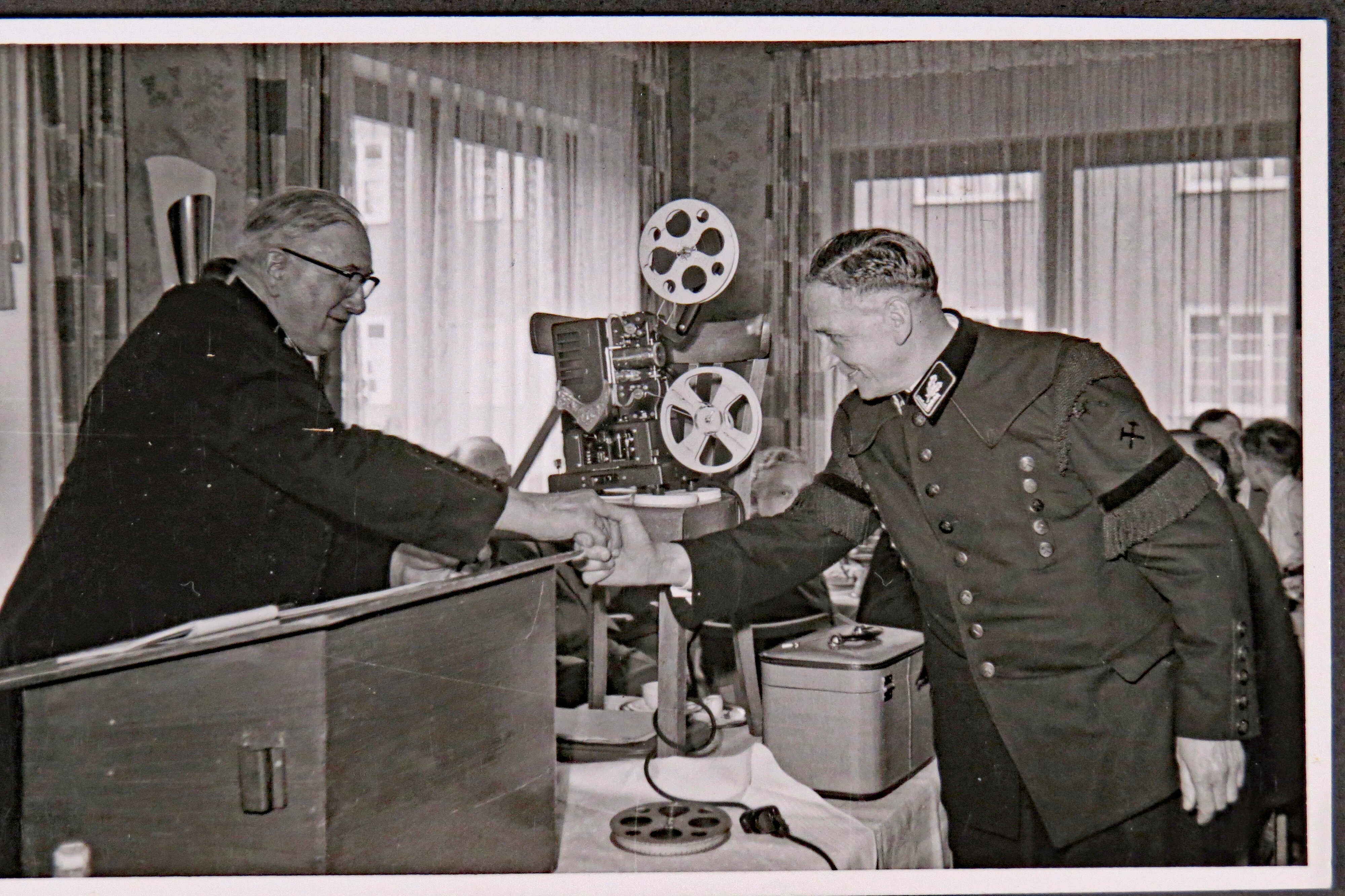Konvolut Gegenstände von Steiger Wilhelm Gerlach: Foto Begrüßung bei Filmvorführung (Museumsverein Einrich e.V. CC BY-NC-SA)