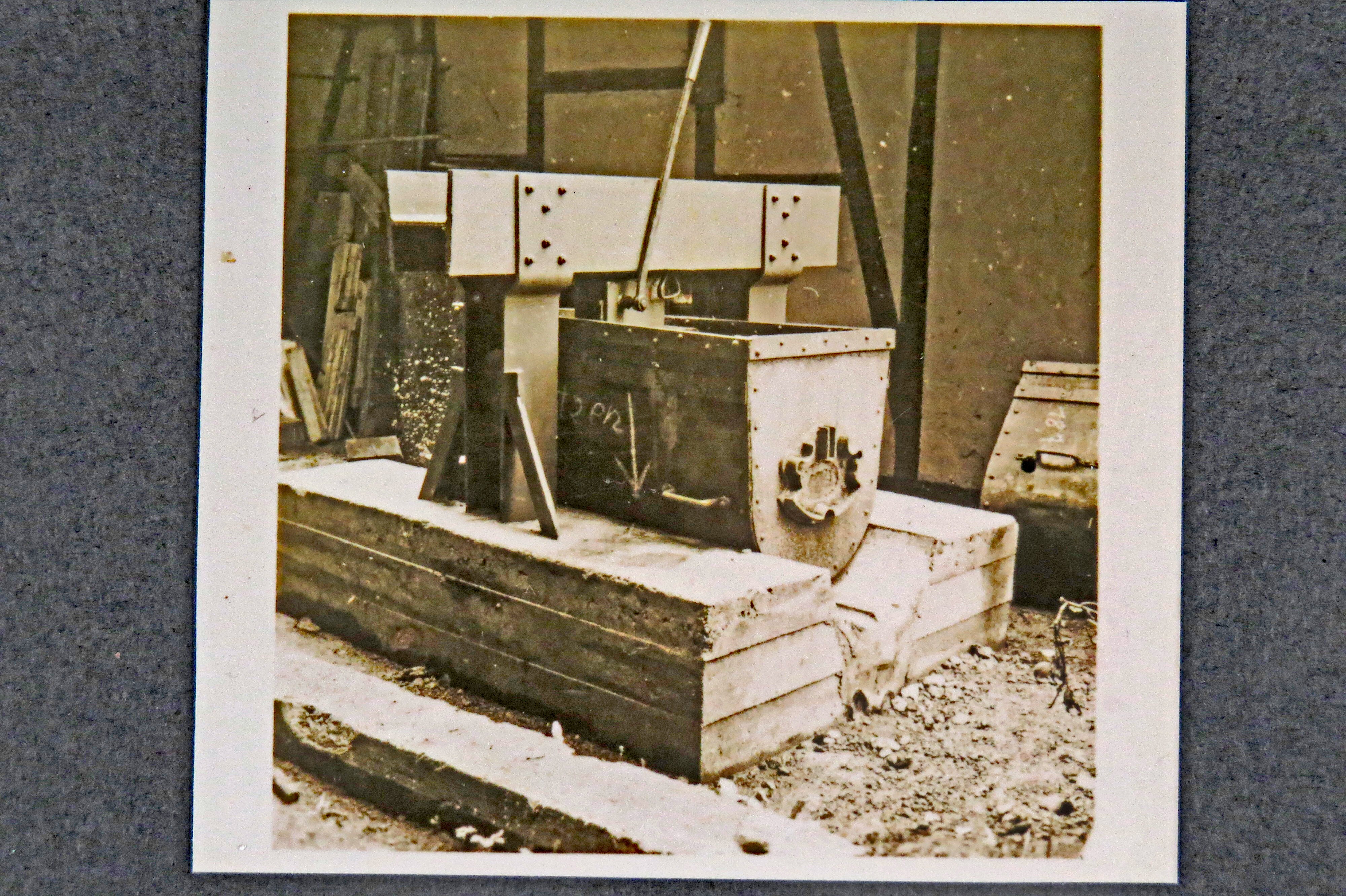 Konvolut Gegenstände von Steiger Wilhelm Gerlach: Foto einer Lore in Spezialvorrichtung (Museumsverein Einrich e.V. CC BY-NC-SA)