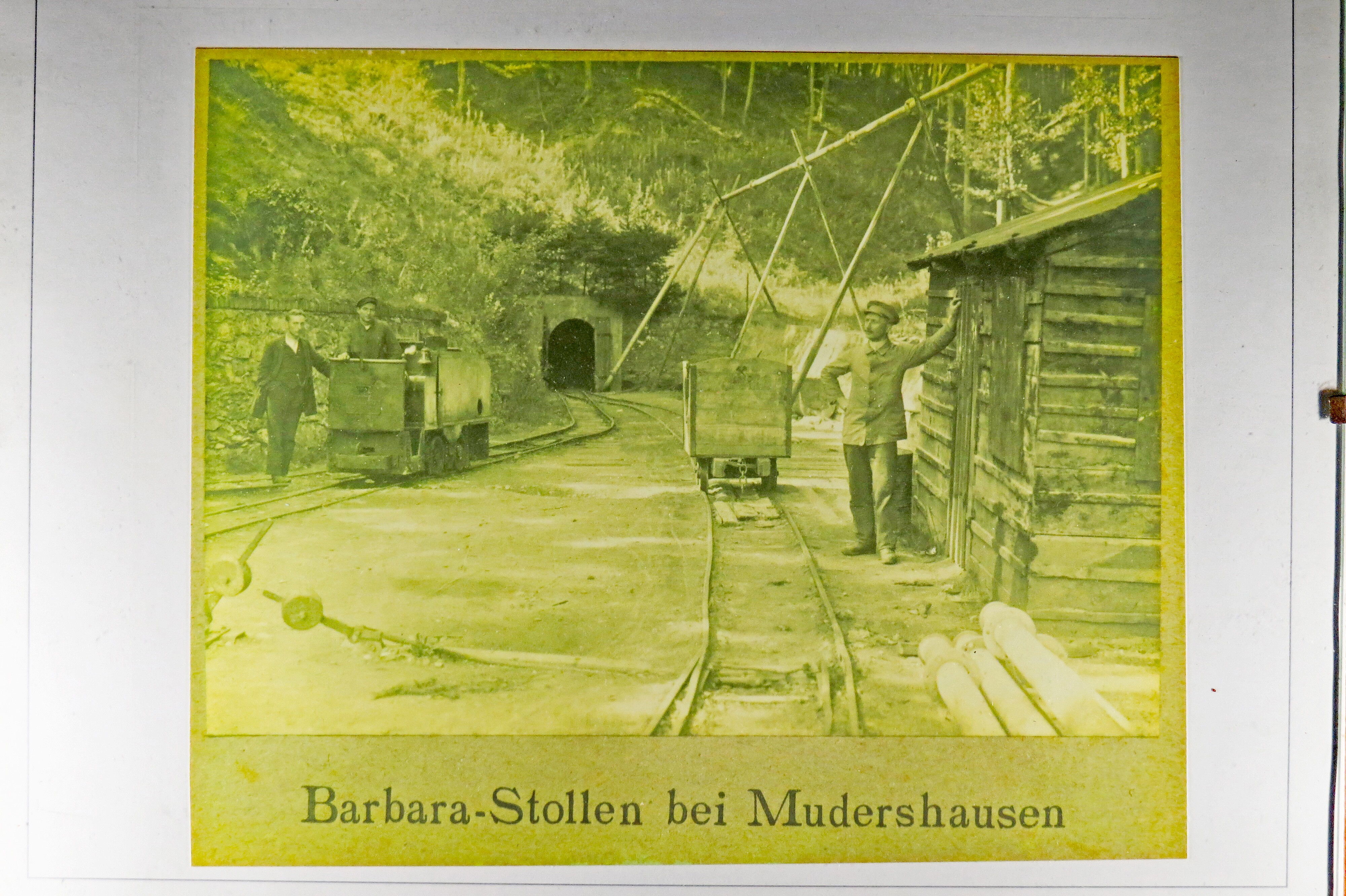 Konvolut Gegenstände von Steiger Wilhelm Gerlach: Foto Mundloch Barbara-Stollen bei Mudershausen (Museumsverein Einrich e.V. CC BY-NC-SA)