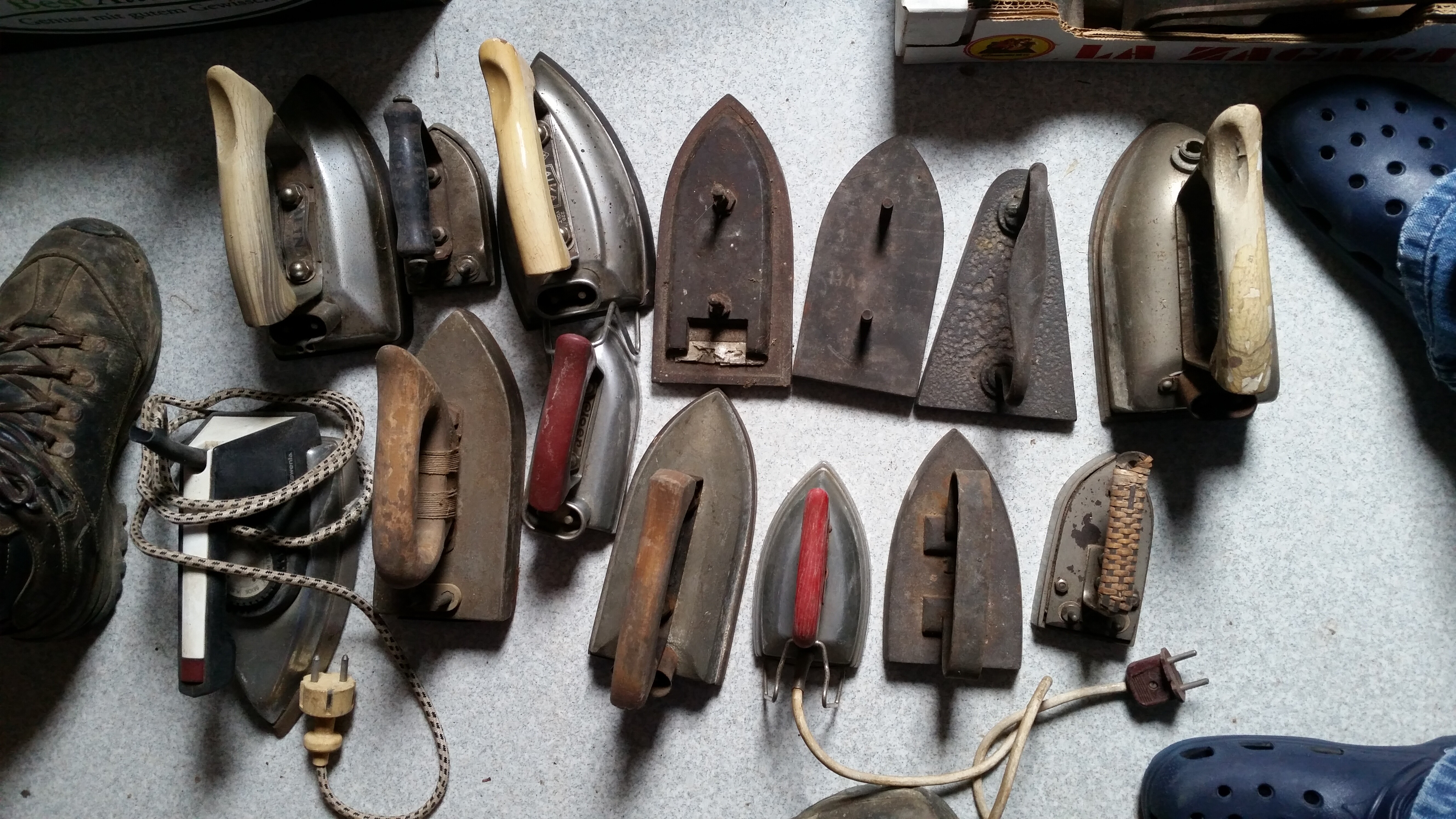 Bügeleisen und Werkzeug (Museumsverein Einrich e.V. CC BY-NC-SA)