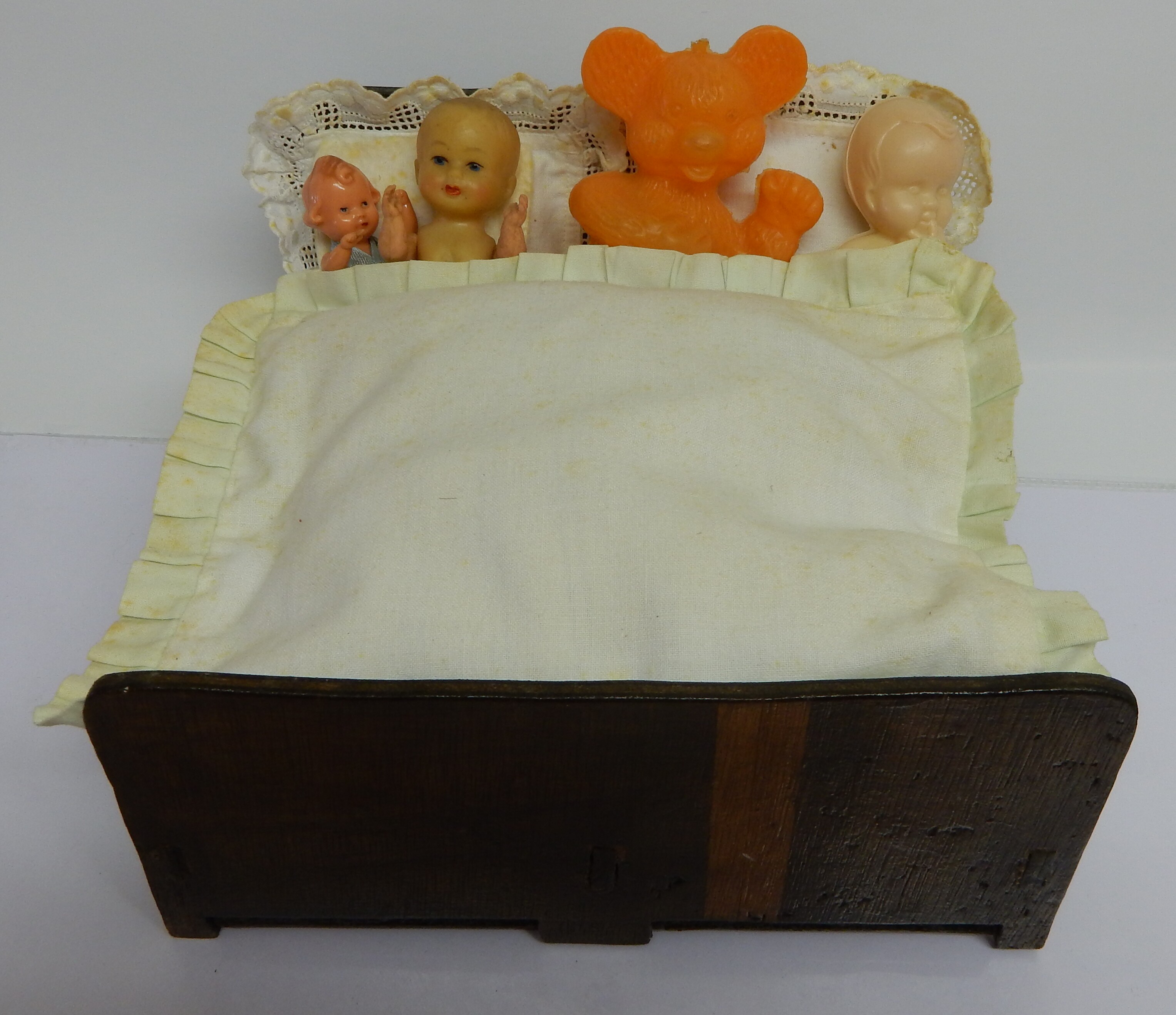 Konvolut Spielzeug: Bett für Puppenstube (Museumsverein Einrich e.V. CC BY-NC-SA)