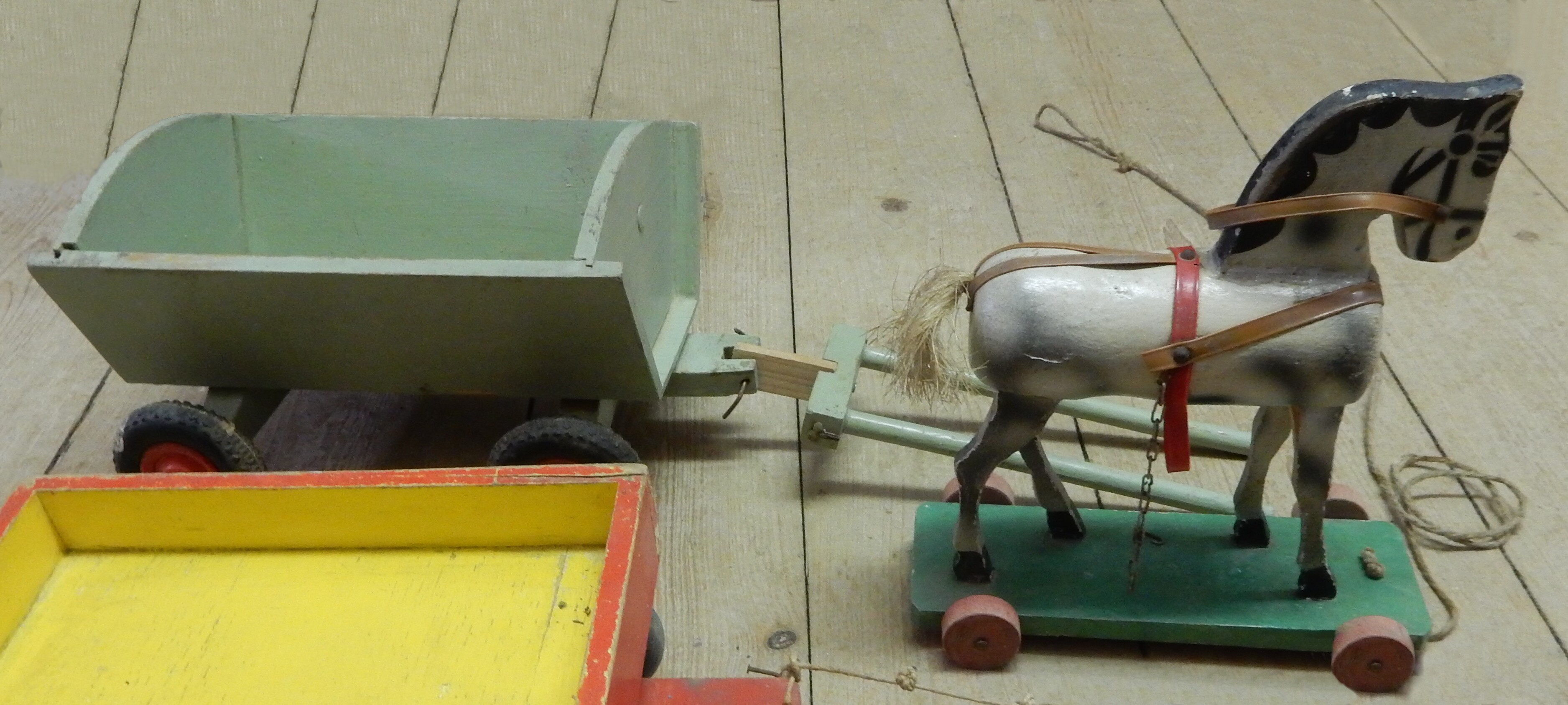 Konvolut Spielzeug: Pferd, weiß, hellgrün (Einrichmuseum CC BY-NC-SA)