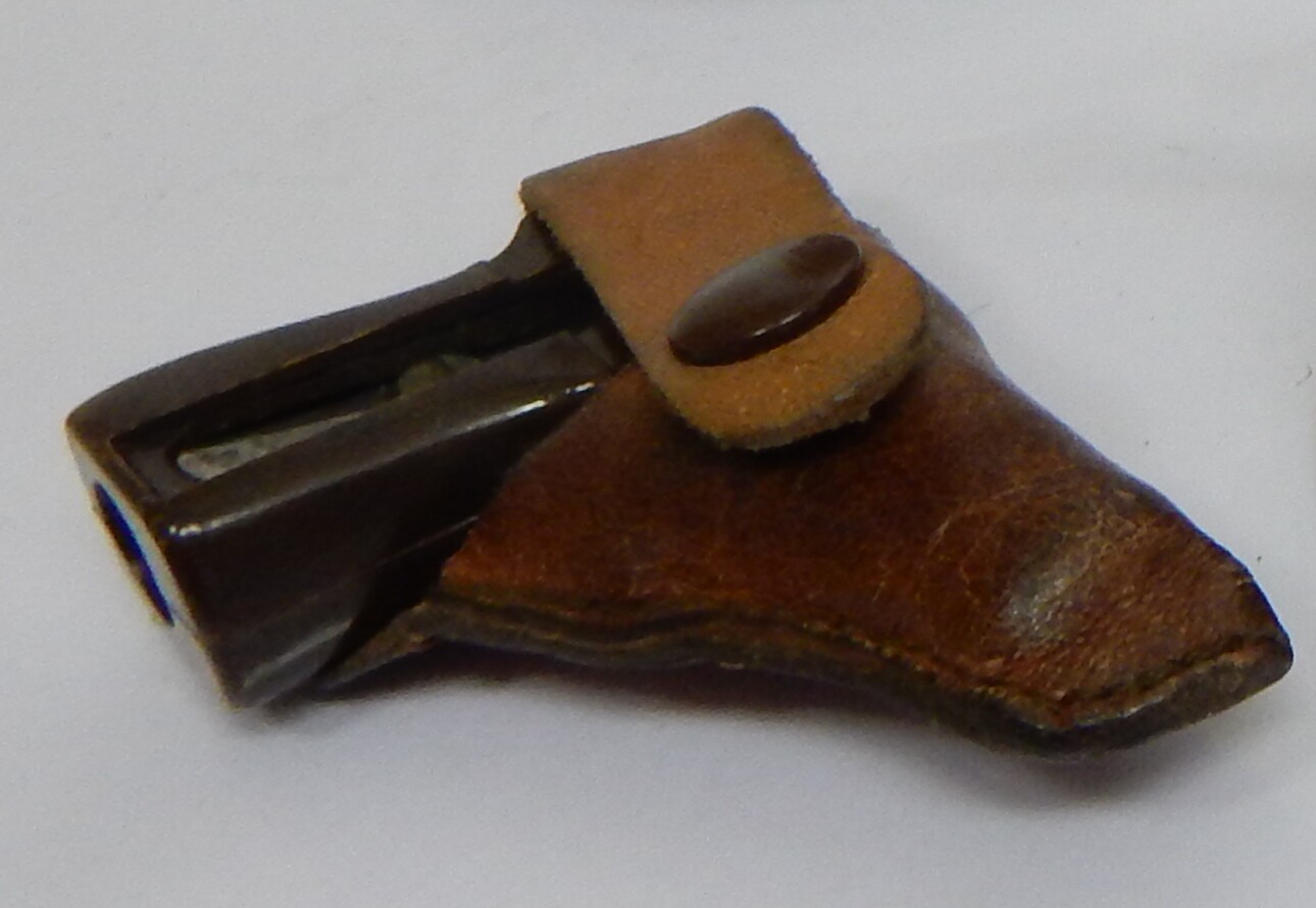 Konvolut Spielzeug: Bleistiftspitzer in Pistolenform (Einrichmuseum CC BY-NC-SA)
