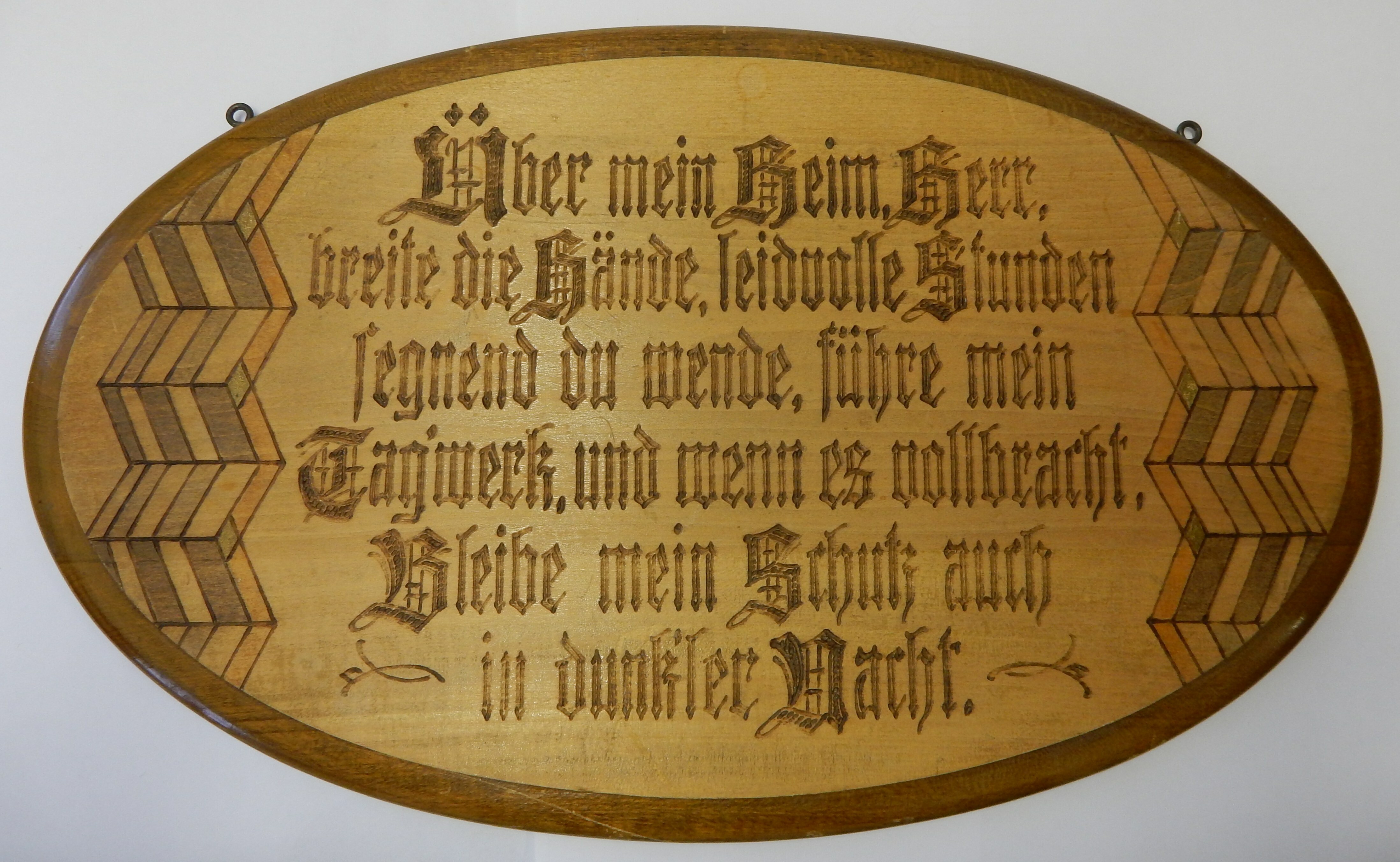 Holzschild mit Spruch (Museumsverein Einrich e.V. CC BY-NC-SA)