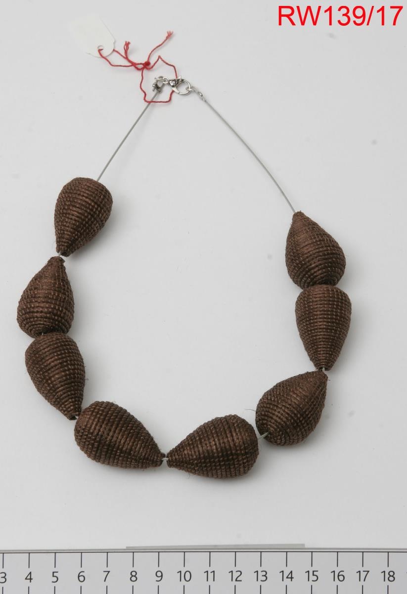 Kette / Halskette mit Perlen aus Sisal (Kulturzentrum Festung Ehrenbeitstein | Landesmuseum Koblenz CC BY-NC-SA)