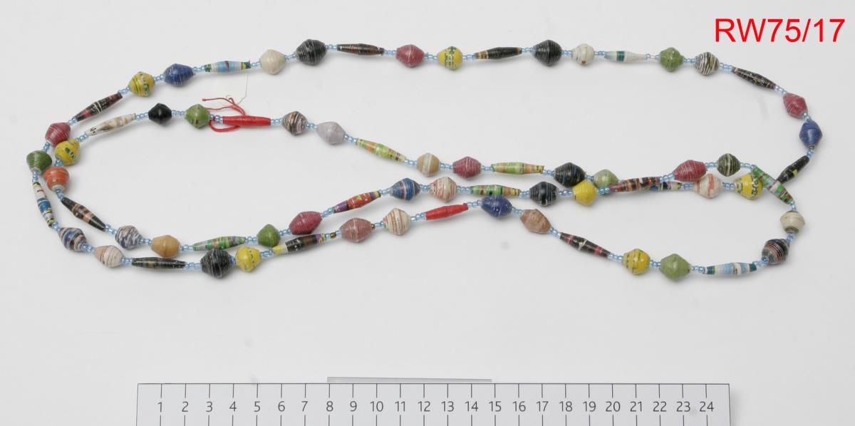 Kette / Halskette mit Perlen aus Papier (Kulturzentrum Festung Ehrenbeitstein | Landesmuseum Koblenz CC BY-NC-SA)