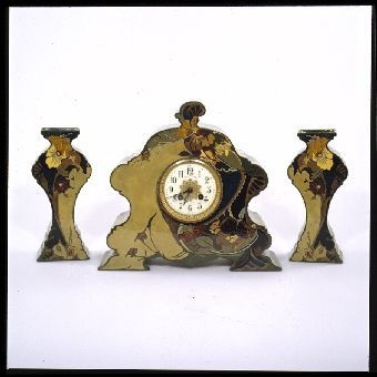 Kamingarnitur, Uhr (und zwei Vasen) mit Orchideendekor (GDKE - Landesmuseum Mainz CC BY-NC-SA)
