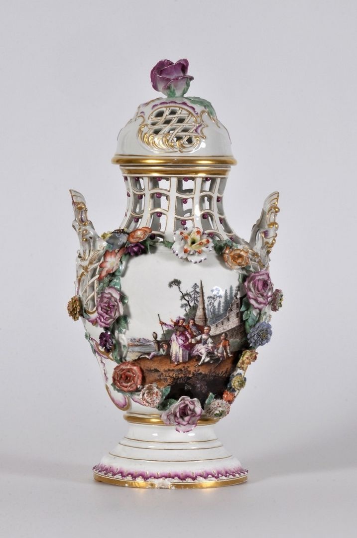 Große Potpourri-Vase (Prunkvase) mit Girlanden undund Flußlandschaften mit Figurenszenen (GDKE - Landesmuseum Mainz CC BY-NC-SA)