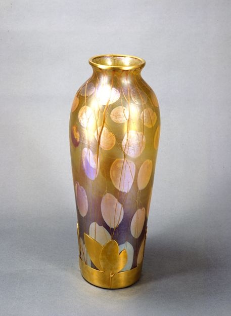 Vase mit "Judas-Silberling"-Ästen und Metallfassung (GDKE - Landesmuseum Mainz CC BY-NC-SA)