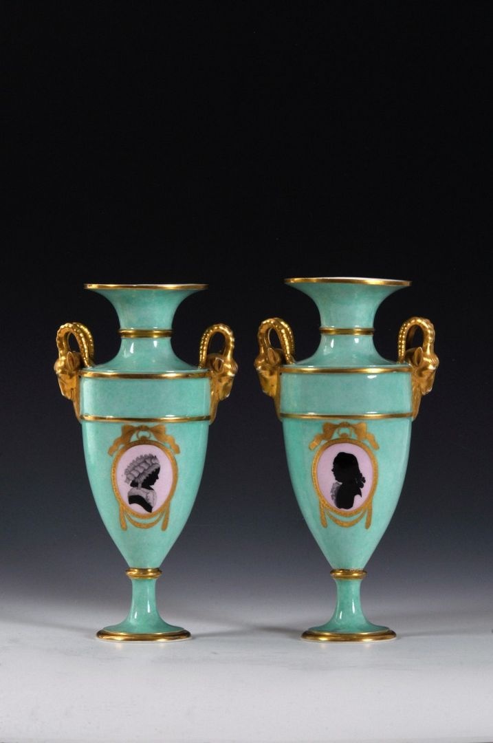 Zwei Vasen mit Schattenrißportraits auf der Vorderseite und Initialen auf der Rückseite (GDKE - Landesmuseum Mainz CC BY-NC-SA)