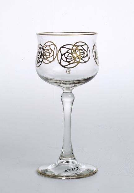 Stengelglas (Weinglas) mit stilisierten Rosenblüten (GDKE - Landesmuseum Mainz CC BY-NC-SA)