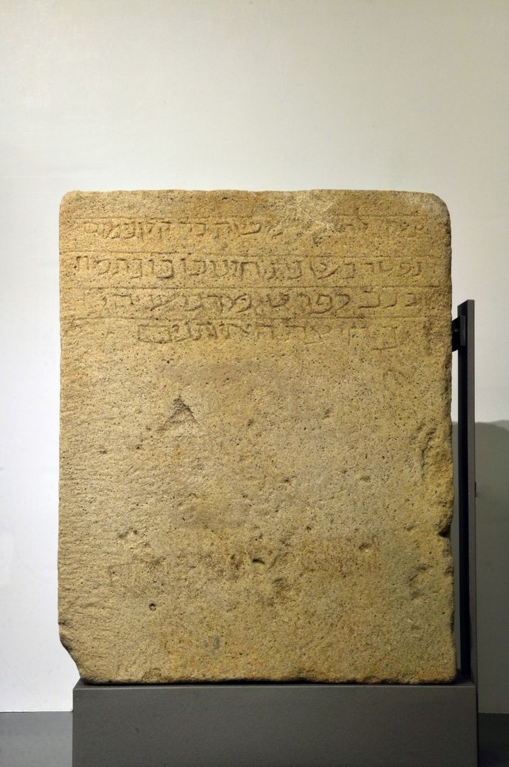 Grabstein des Mosh, Sohn des Qalonymos (GDKE - Landesmuseum Mainz CC BY-NC-SA)