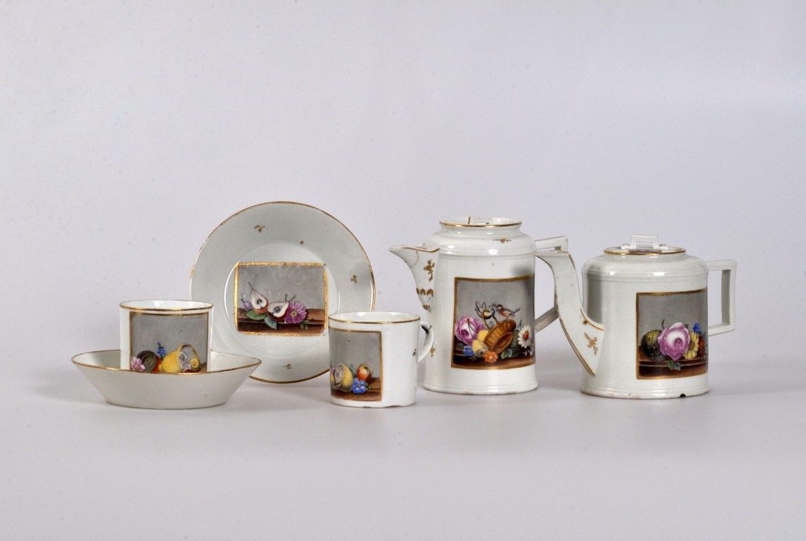 Kaffekanne, Teekanne und zwei Tassen mit Untertasse (mit Stillebendekor) (GDKE - Landesmuseum Mainz CC BY-NC-SA)