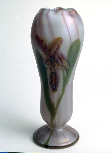Vase mit rosaroter Blüte zwischen zwei grünen Lanzettblättern (GDKE - Landesmuseum Mainz CC BY-NC-SA)