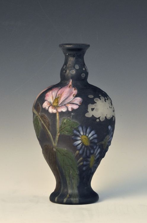 "Schwarze Vase" mit stilisierten Margeriten (GDKE - Landesmuseum Mainz CC BY-NC-SA)