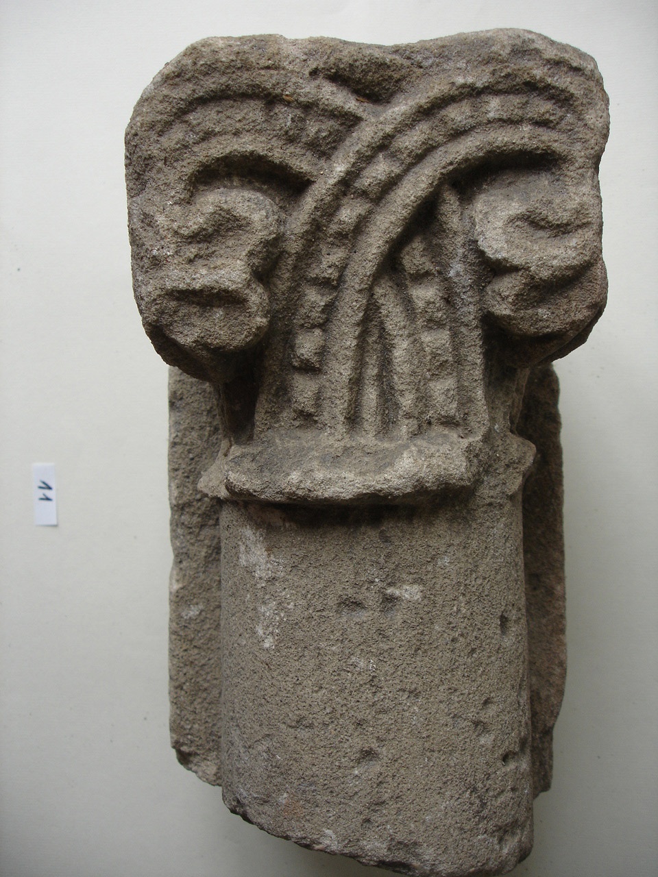 Pilaster mit Kapitell (Museum bei der Kaiserpfalz Ingelheim CC BY-NC-SA)