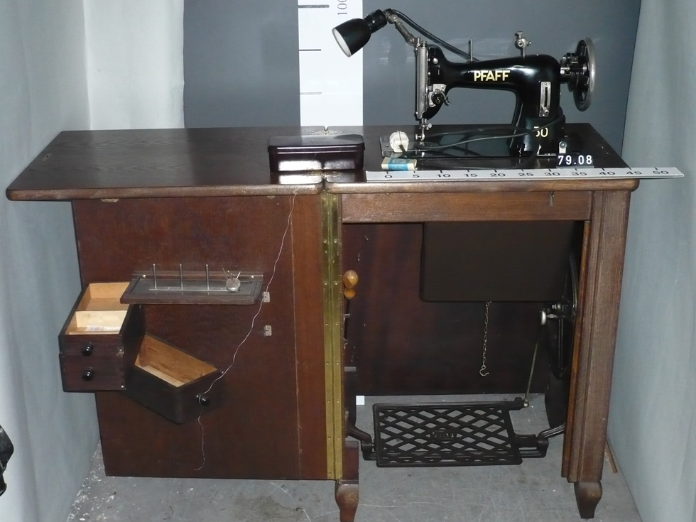 Tischnähmaschine mit Haube (Landesmuseum Koblenz CC BY-NC-SA)