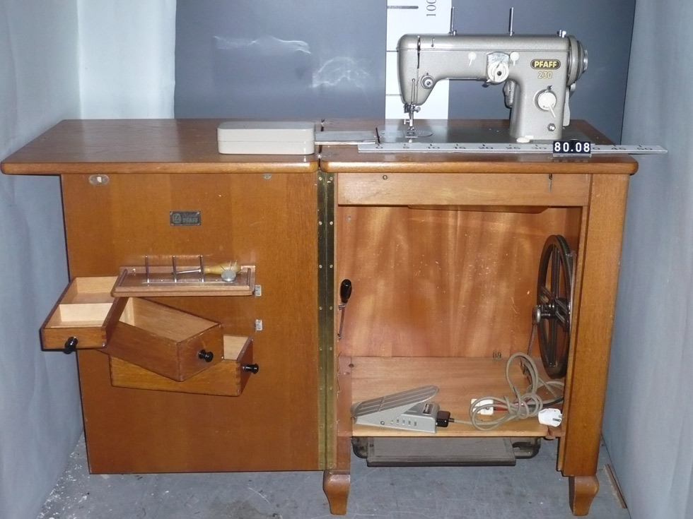 Tischnähmaschine im Holzschrank (Landesmuseum Koblenz CC BY-NC-SA)