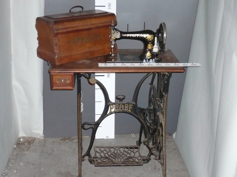 Nähmaschine mit Gestell (Landesmuseum Koblenz CC BY-NC-SA)