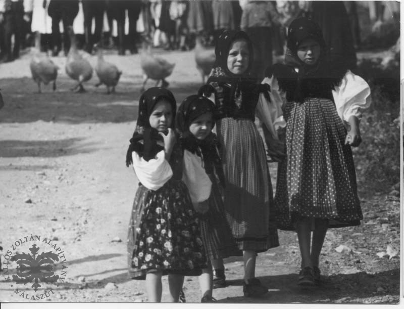 Ünneplőbe öltözött széki kislányok (Kallós Zoltán Néprajzi Gyűjtemény CC BY-NC-SA)