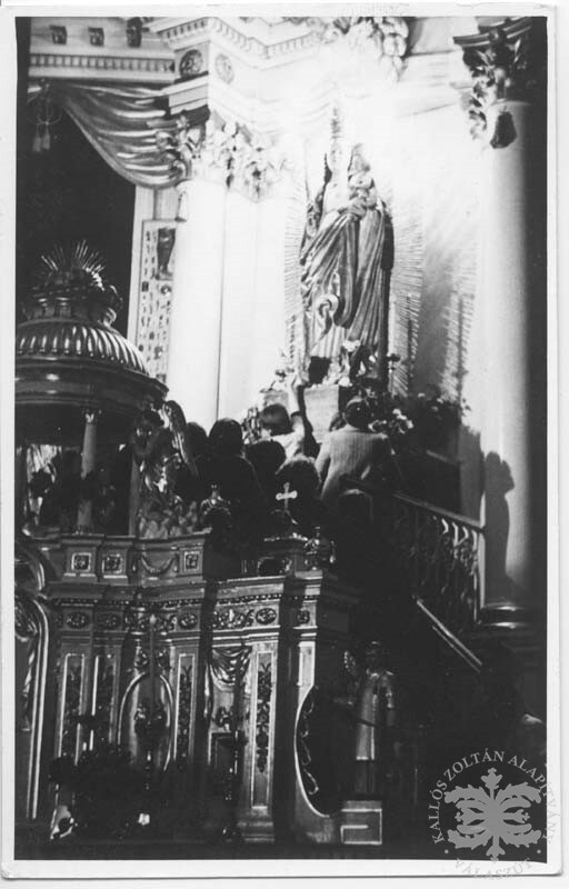 A csíksomlyói Szűz Mária kegyszobor a pünkösdi búcsúban (Kallós Zoltán Néprajzi Gyűjtemény CC BY-NC-SA)