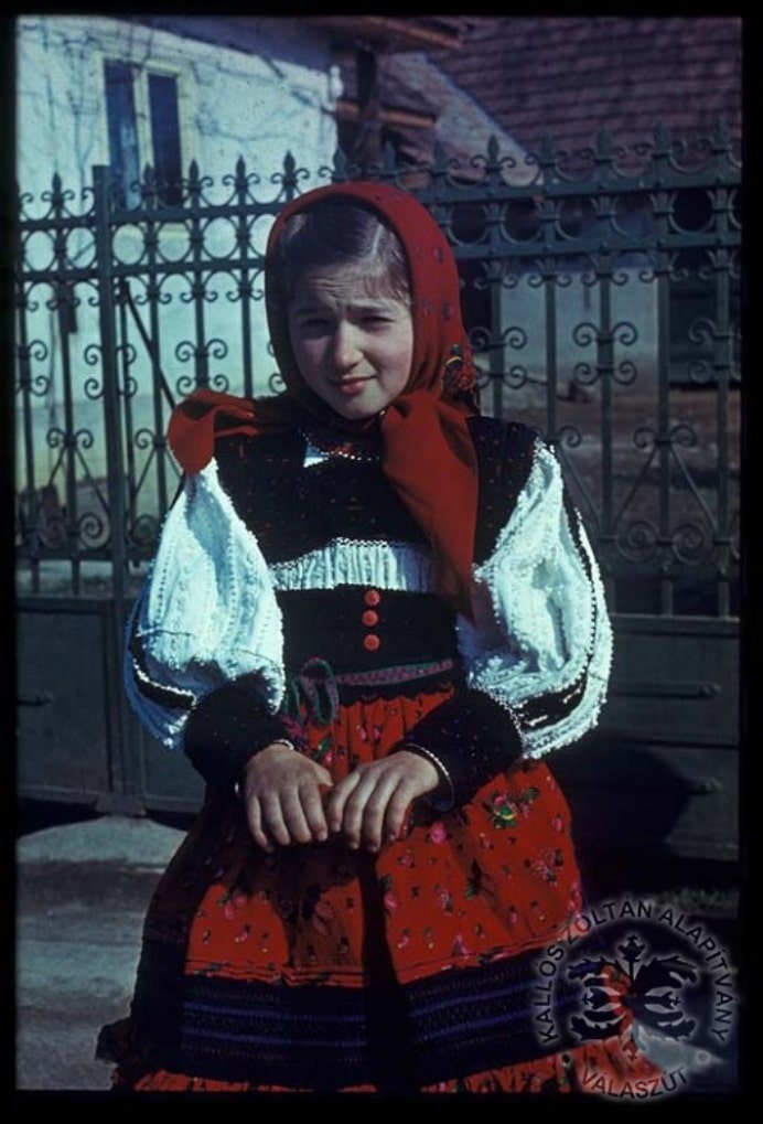 Avasi kislány viseletben (Kallós Zoltán Néprajzi Gyűjtemény CC BY-NC-SA)