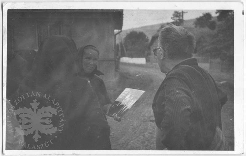 Kallós Zoltán asszonyokkal az utcán (Kallós Zoltán Néprajzi Gyűjtemény CC BY-NC-SA)