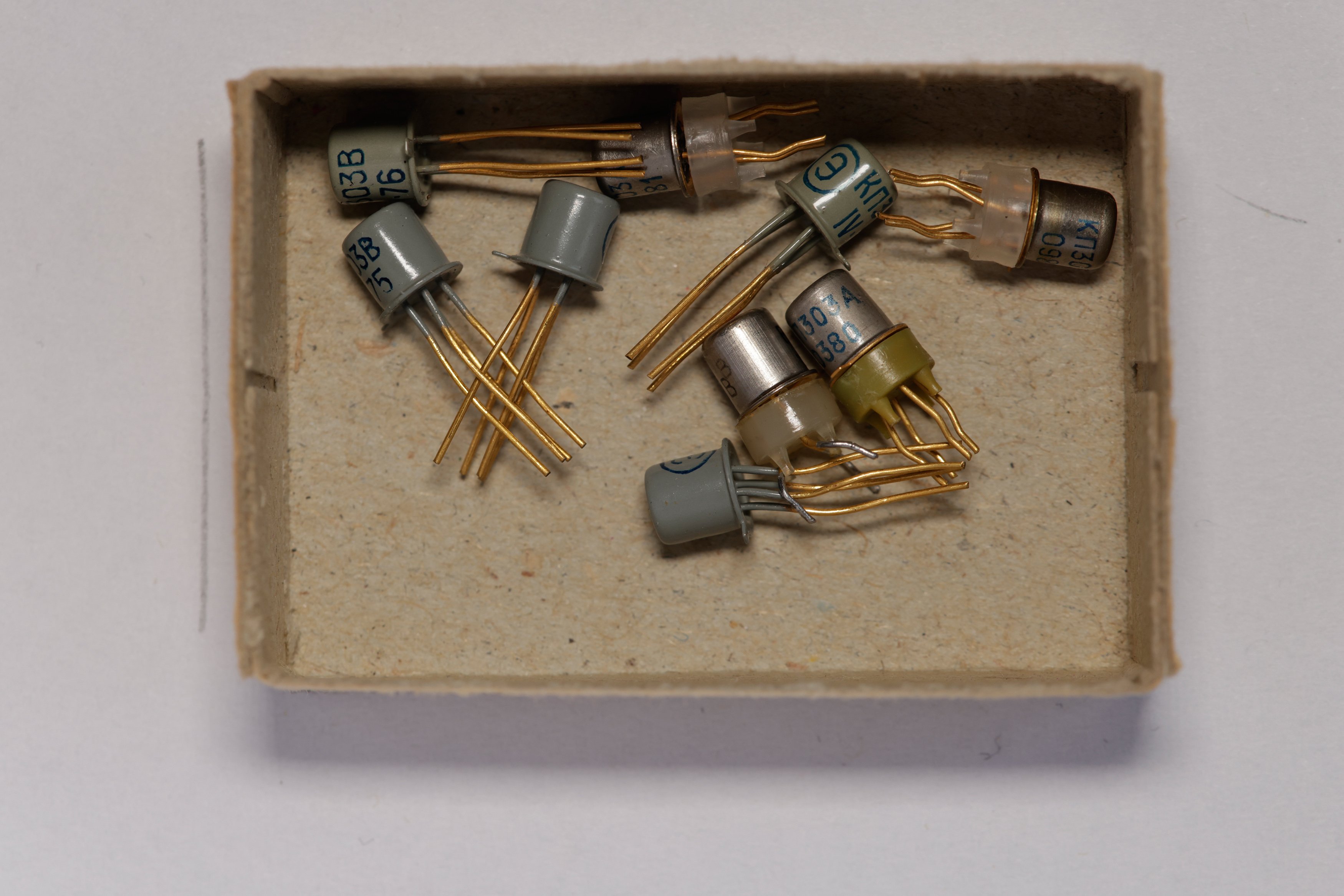 Transistor KP 303B (ZCOM Zuse-Computer-Museum CC0)