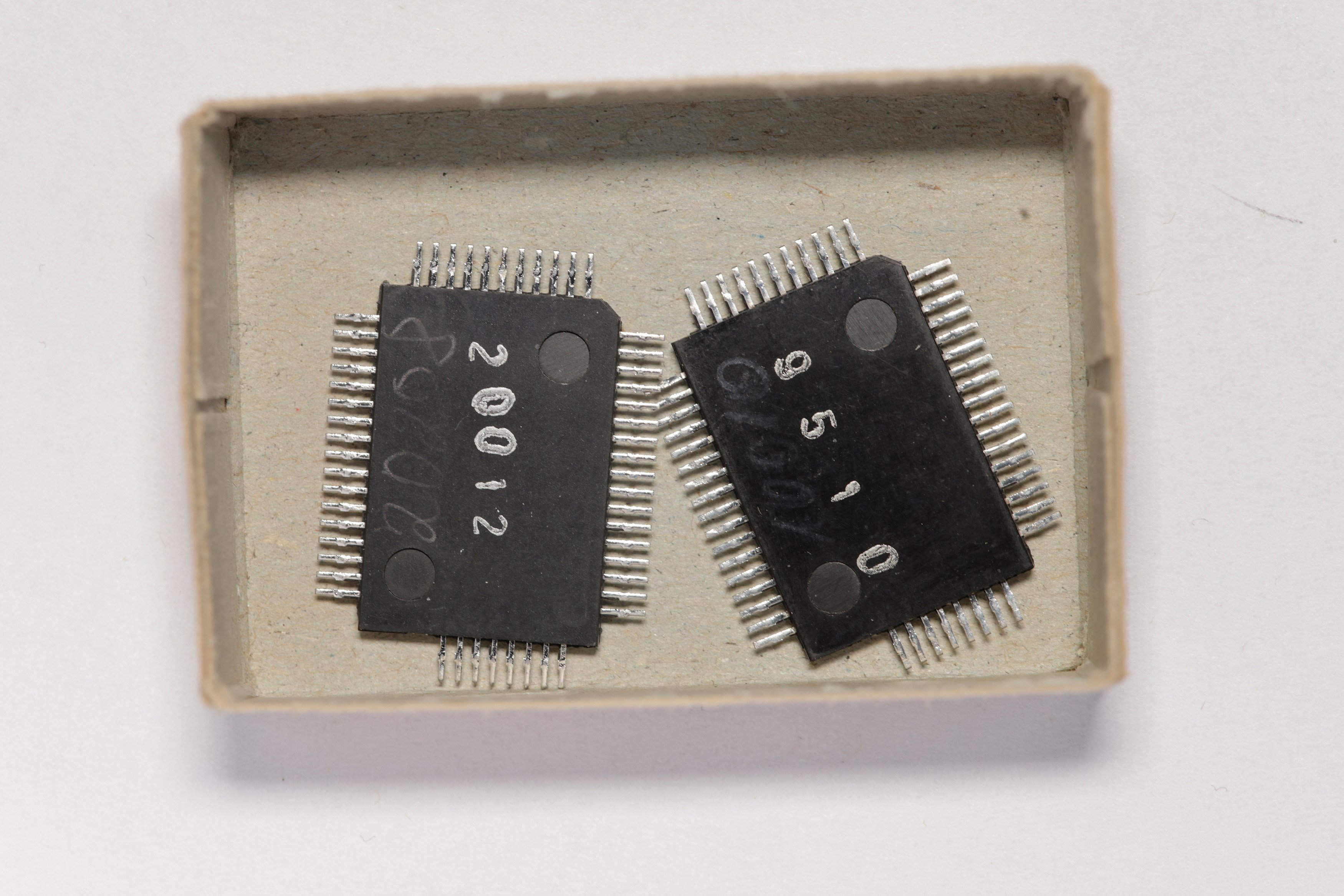 Integrierter Schaltkreis AD 9510 (ZCOM Zuse-Computer-Museum CC0)
