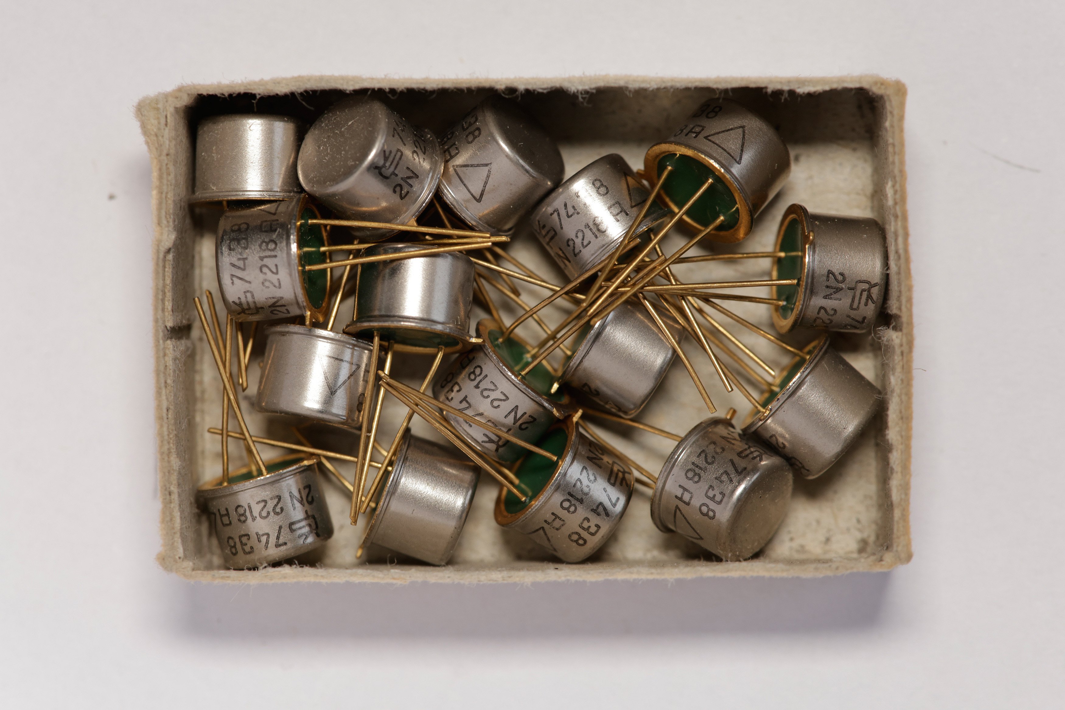 Transistor 2N 2218 Bipolartransistor in einer (ZCOM Zuse-Computer-Museum CC0)