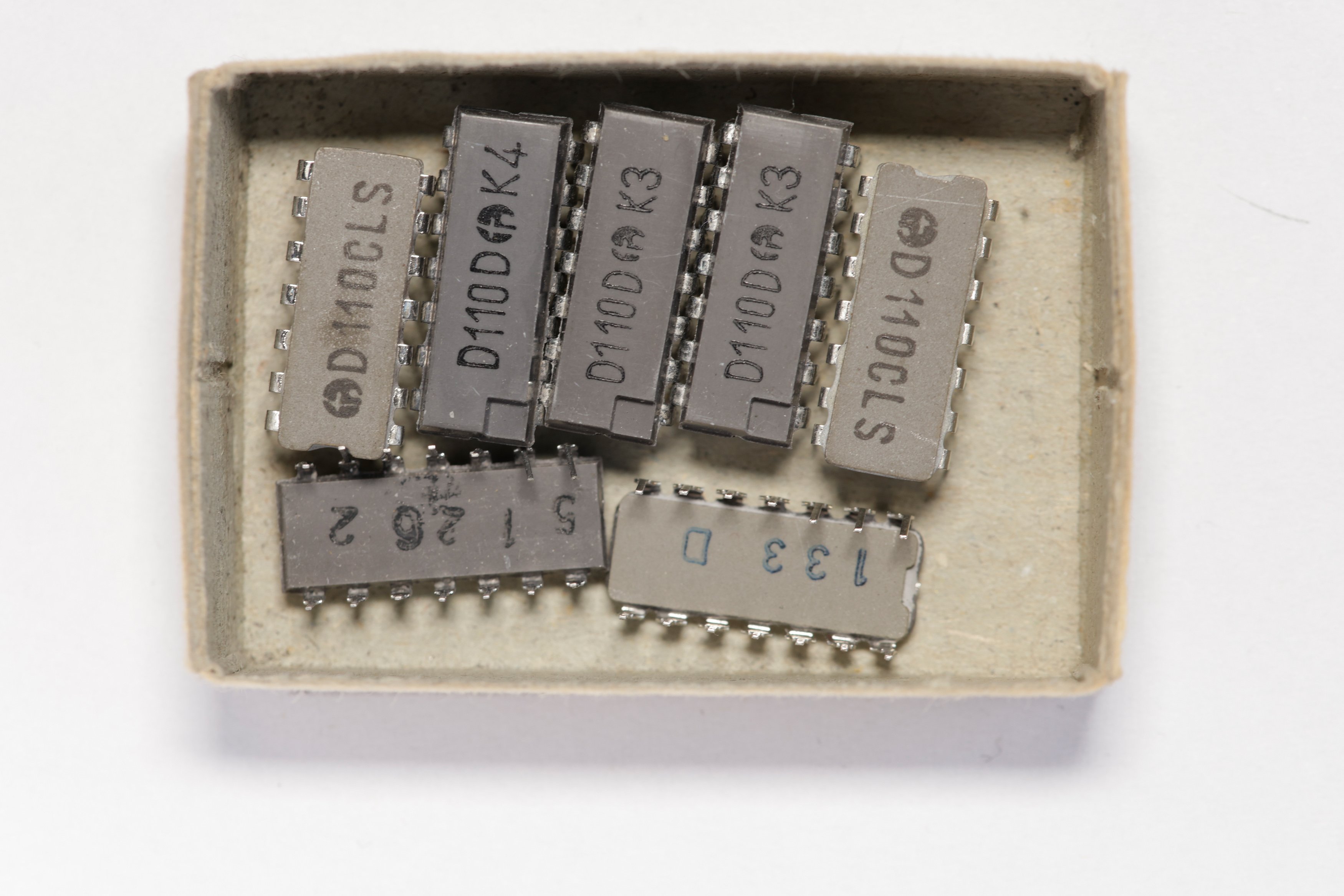 Schaltkreis D100D NAND-Gatter in einer Streichholzschachtel (ZCOM Zuse-Computer-Museum CC0)
