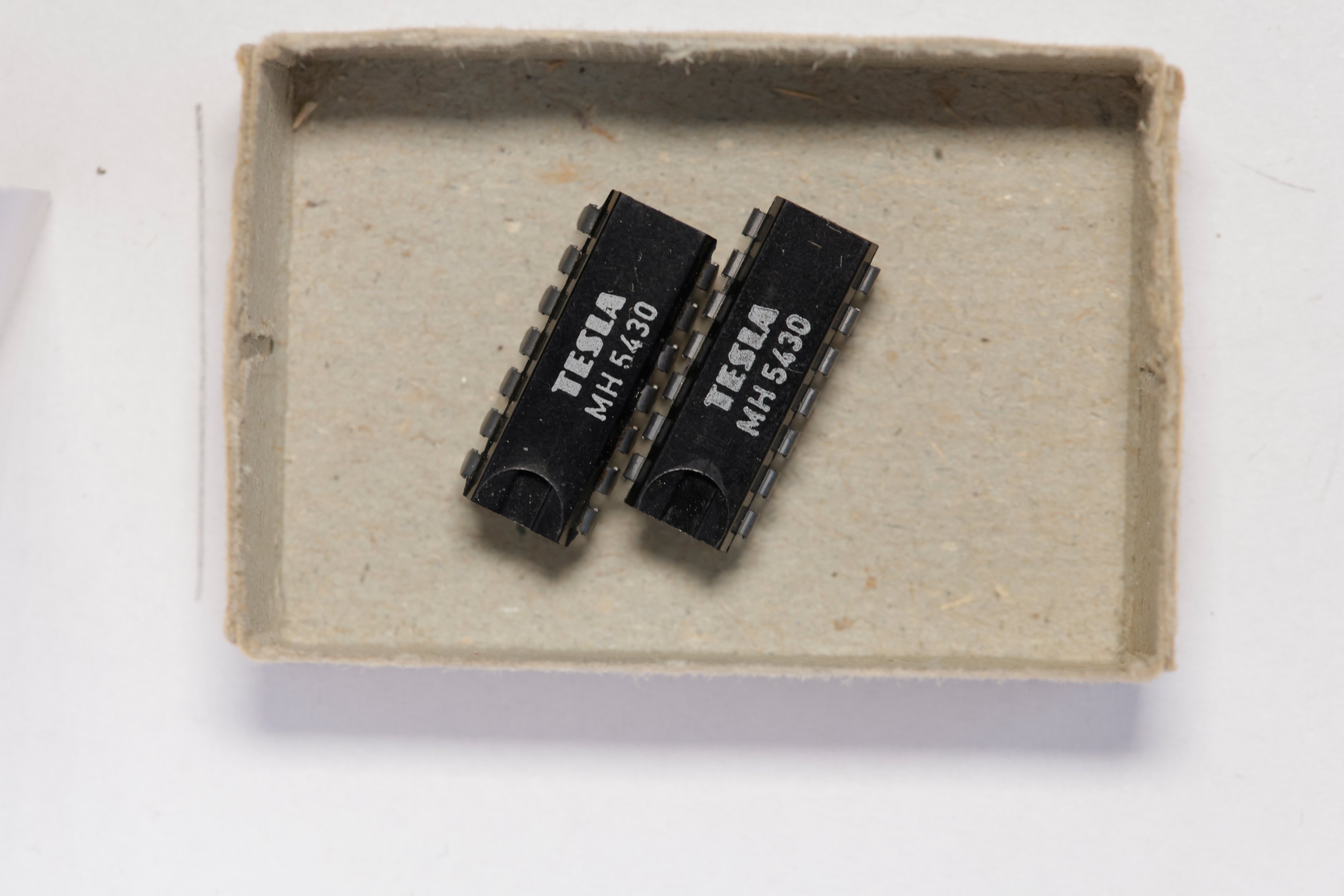 Integrierter Schaltkreis MH 5430 NAND Gatter (ZCOM Zuse-Computer-Museum CC0)