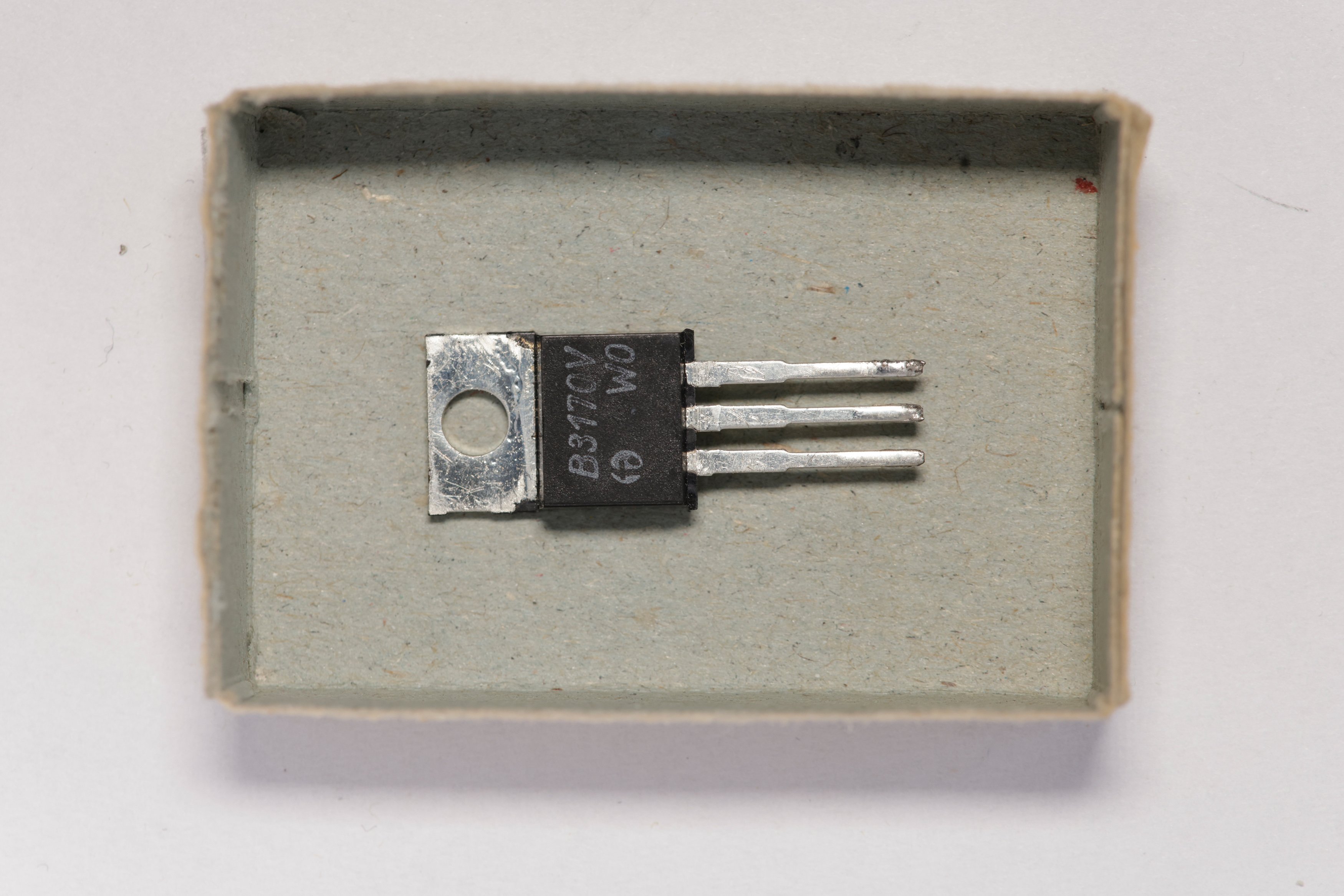Spannungsregler in einer Streichholzschachtel (ZCOM Zuse-Computer-Museum CC0)