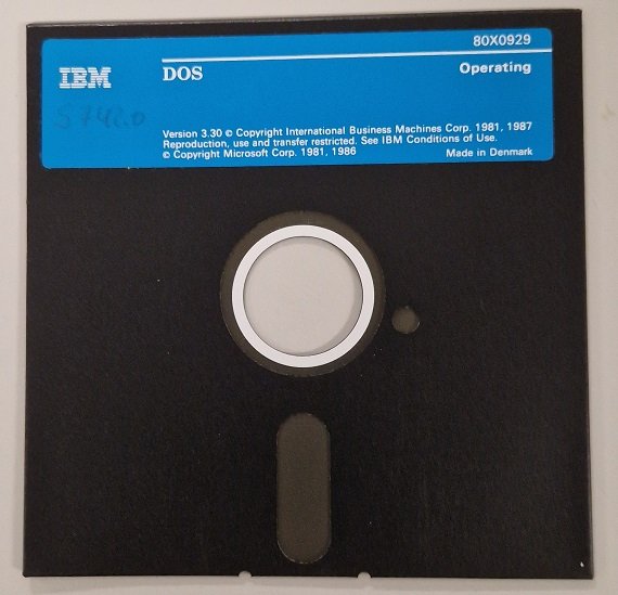 IBM DOS 3.30 5,25 Zoll Disk Operating, (ZCOM Zuse-Computer-Museum CC0)