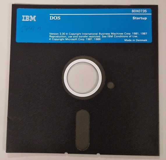 IBM DOS 3.30 5,25 Zoll Disk Startup (ZCOM Zuse-Computer-Museum CC0)