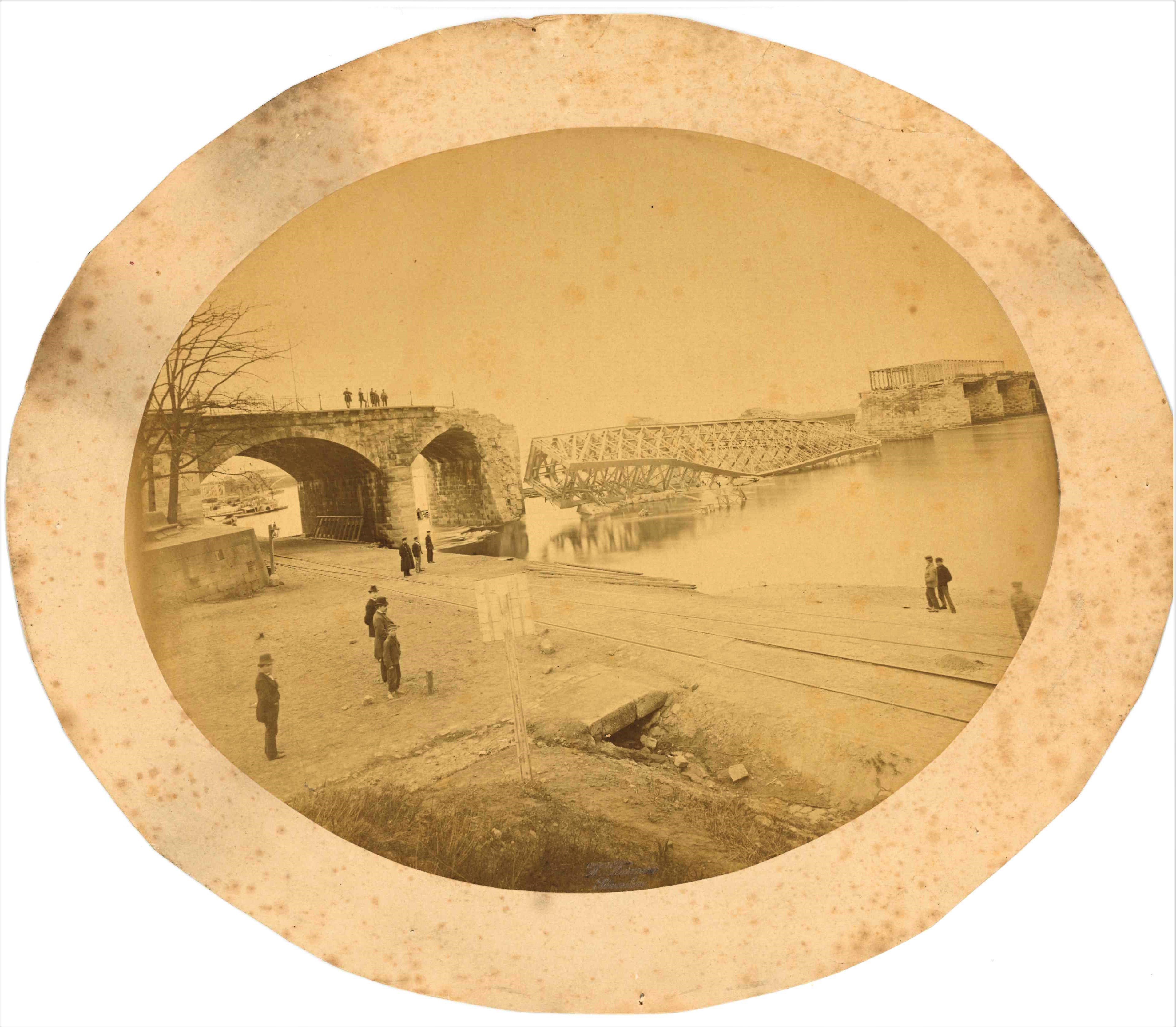 Fotografien der eingestürzten Riesaer Eisenbahnbrücke (Stadtmuseum Riesa mit Benno-Werth-Sammlung CC BY-NC-SA)